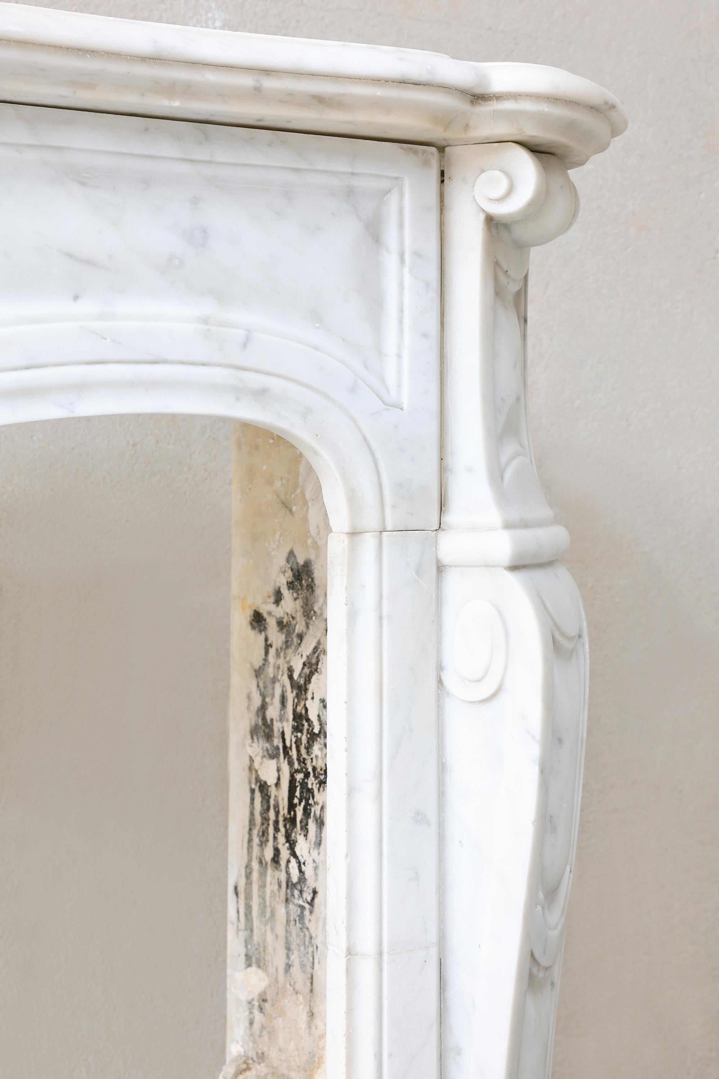 Caminetto antico in marmo di Carrara in stile Pompadour, XIX secolo in vendita 3