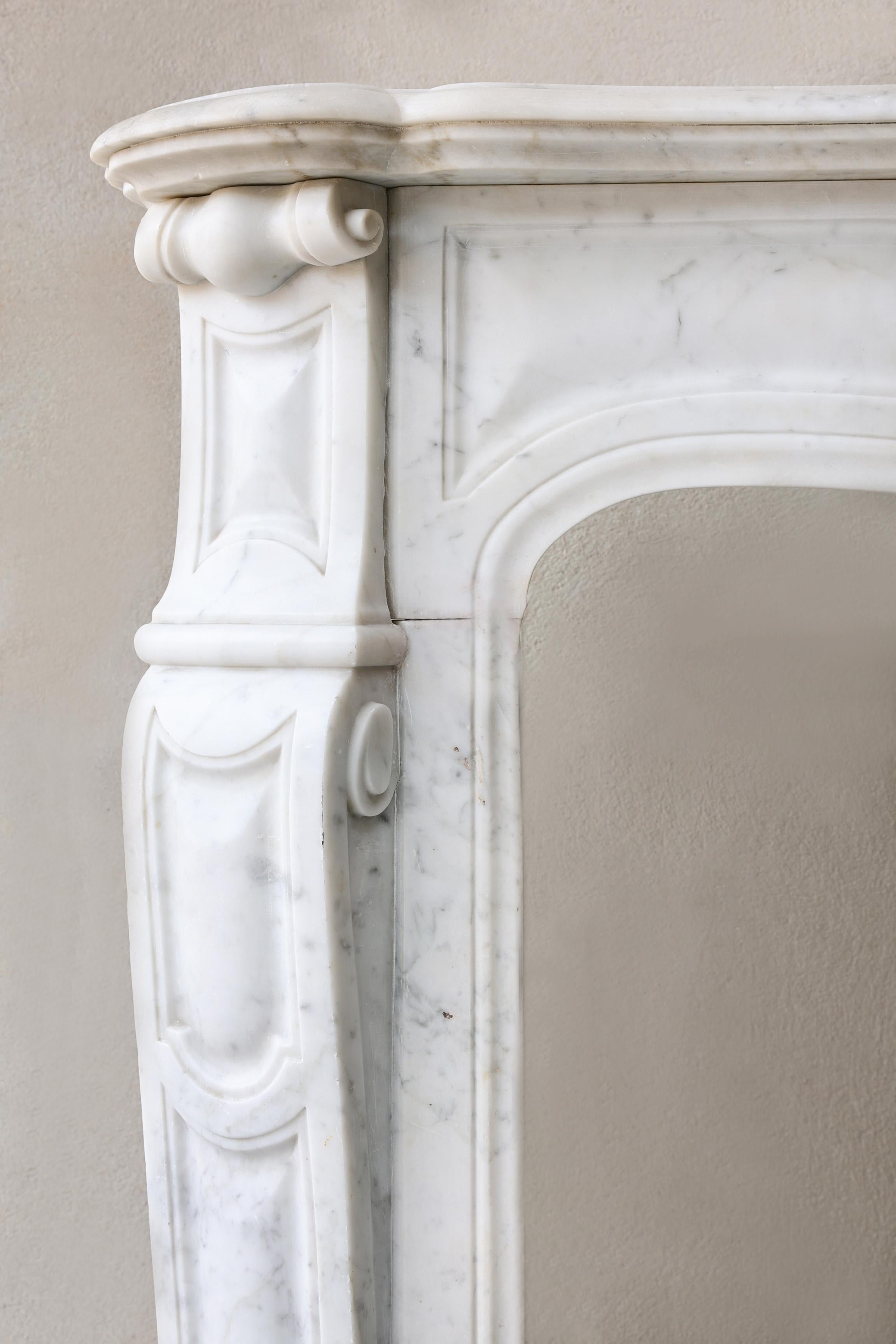 Caminetto antico in marmo di Carrara in stile Pompadour, XIX secolo in vendita 6
