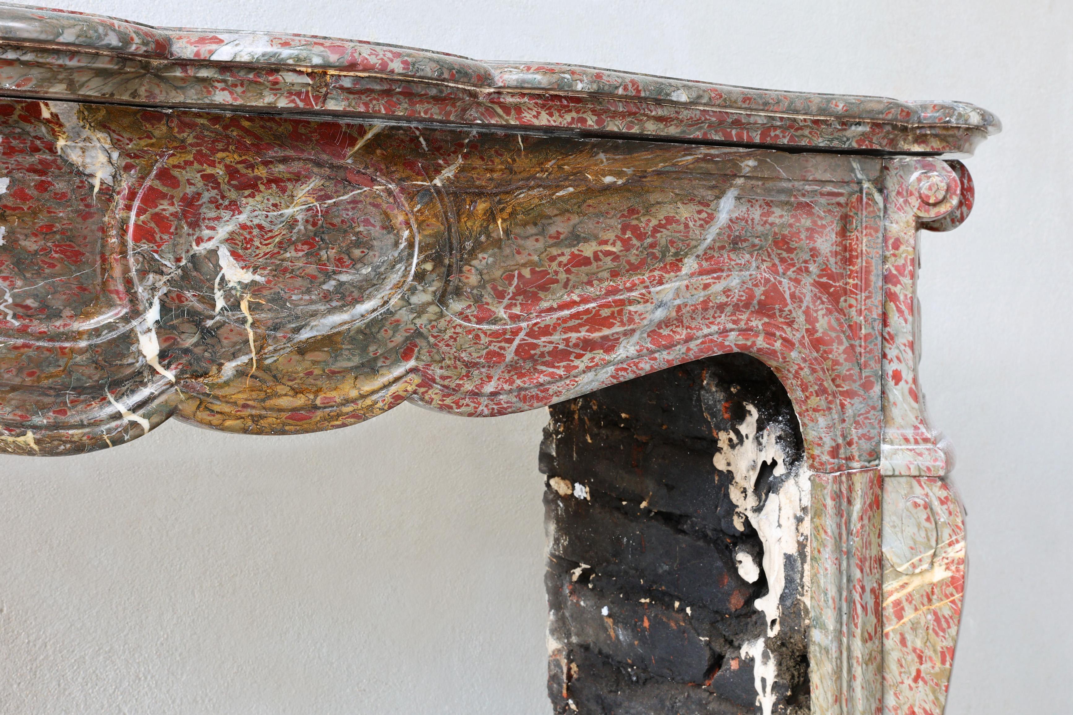 Francese Caminetto antico in marmo Campan Rouge in stile Pompadour, XIX secolo in vendita