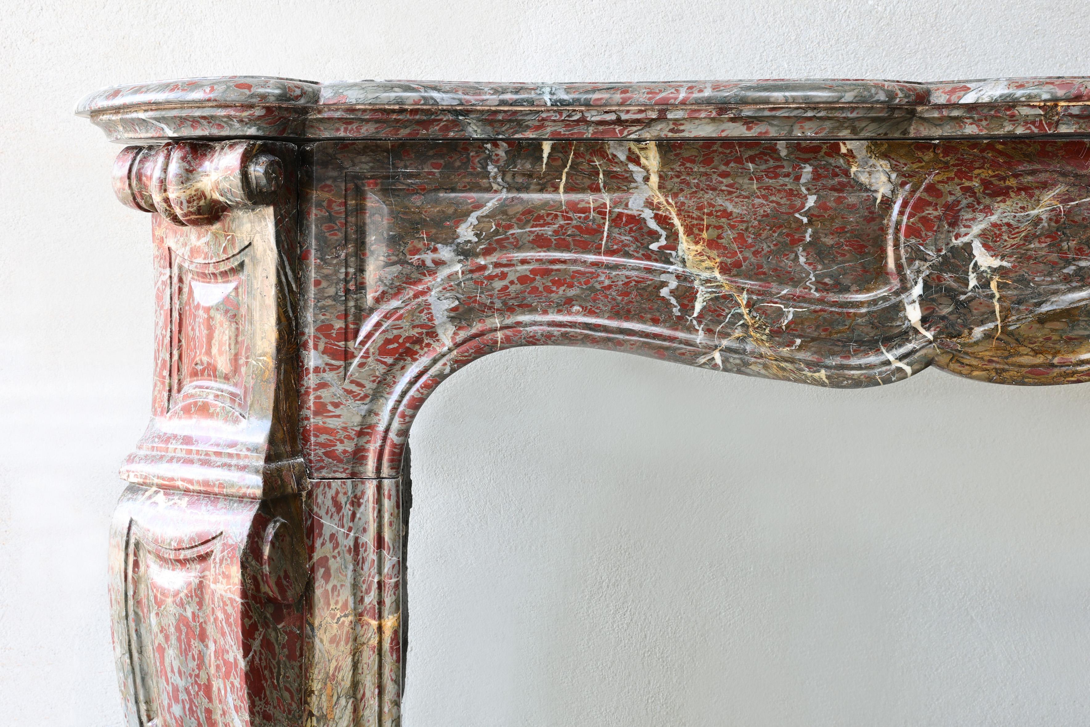 Caminetto antico in marmo Campan Rouge in stile Pompadour, XIX secolo In condizioni buone in vendita a Made, NL