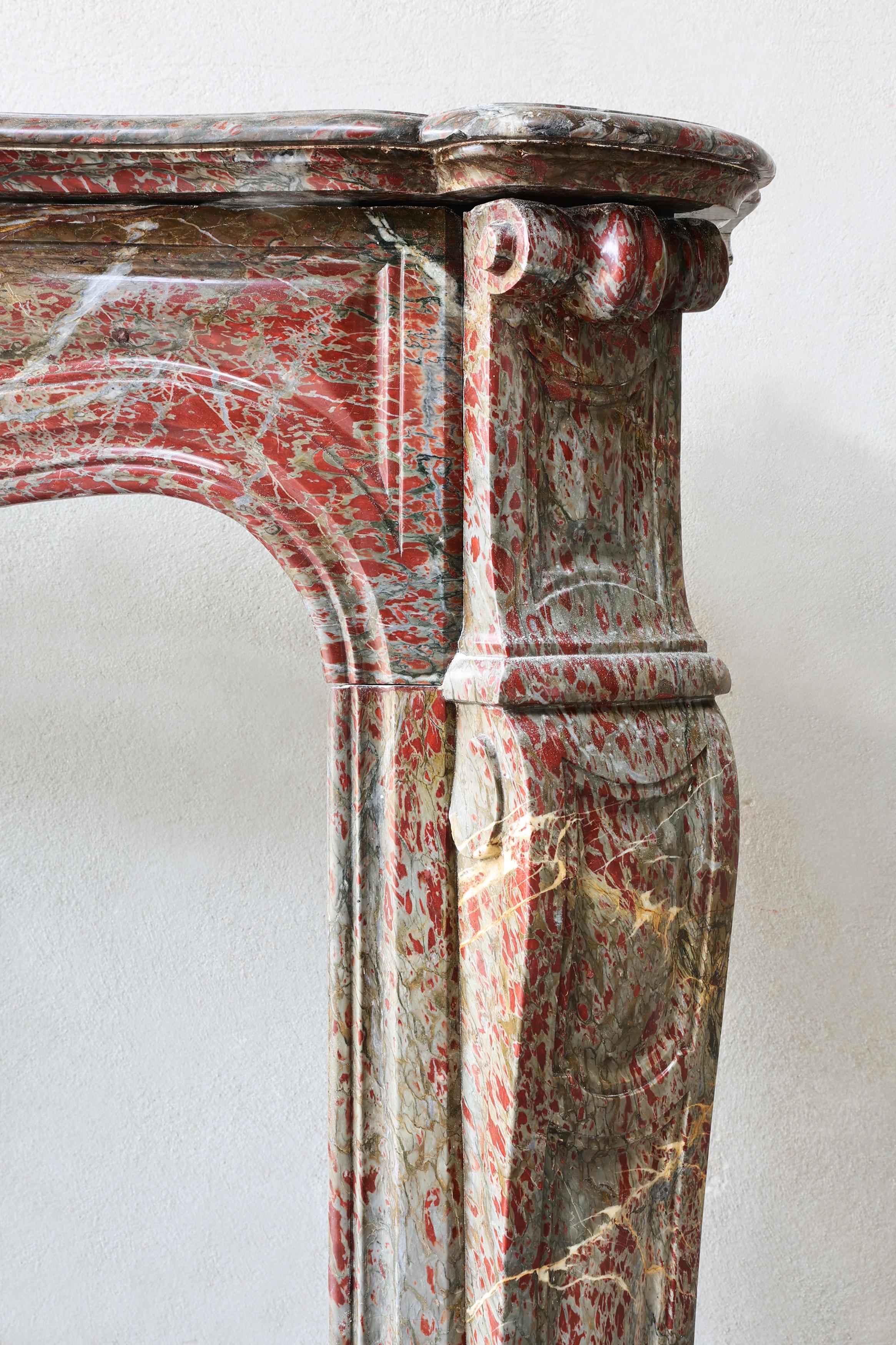 Caminetto antico in marmo Campan Rouge in stile Pompadour, XIX secolo in vendita 1