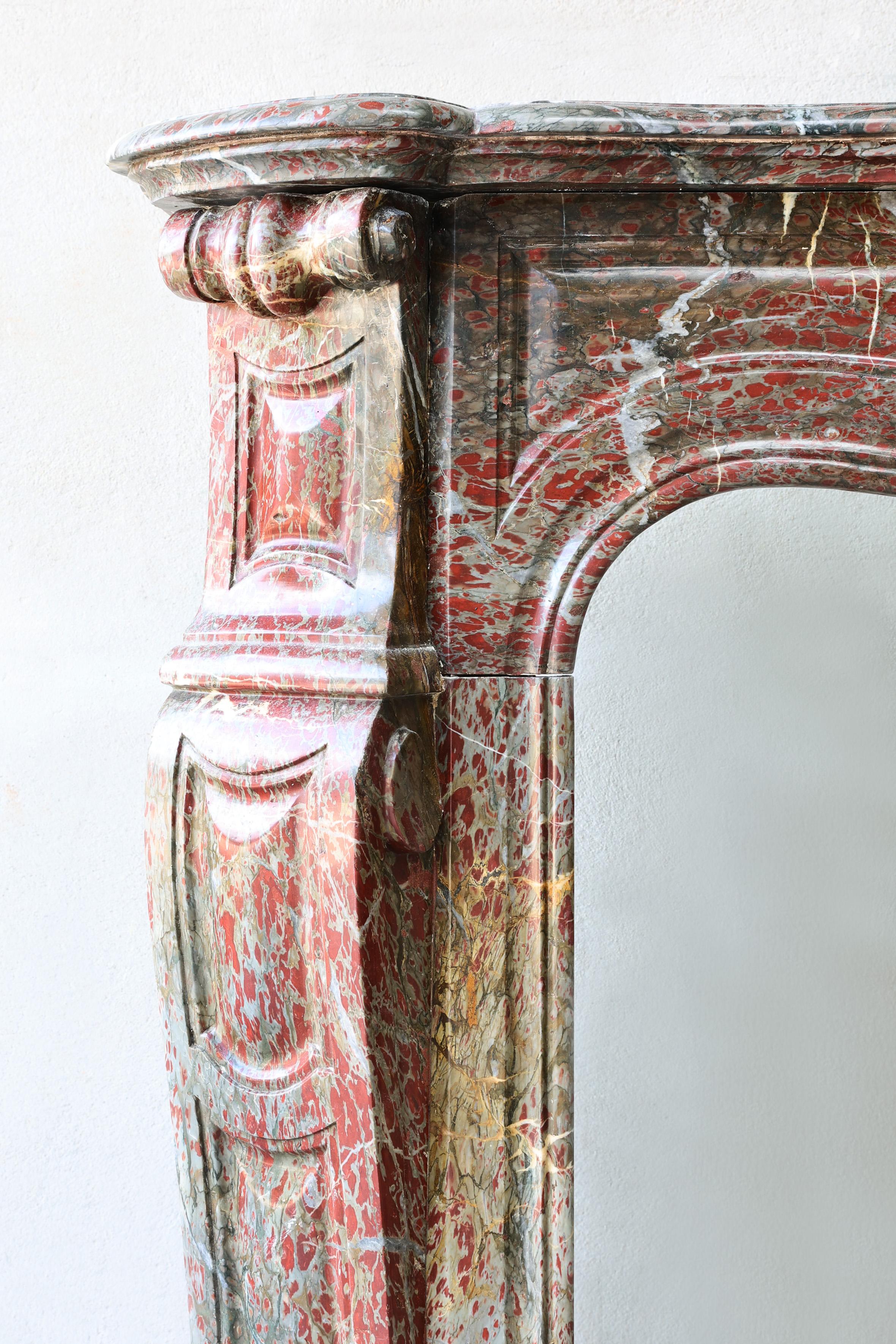 Caminetto antico in marmo Campan Rouge in stile Pompadour, XIX secolo in vendita 3