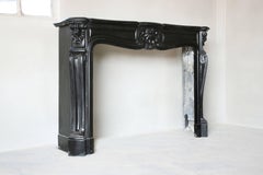 Antiker schwarzer Marmorkamin, Noir de Mazy, Louis XV., 19. Jahrhundert
