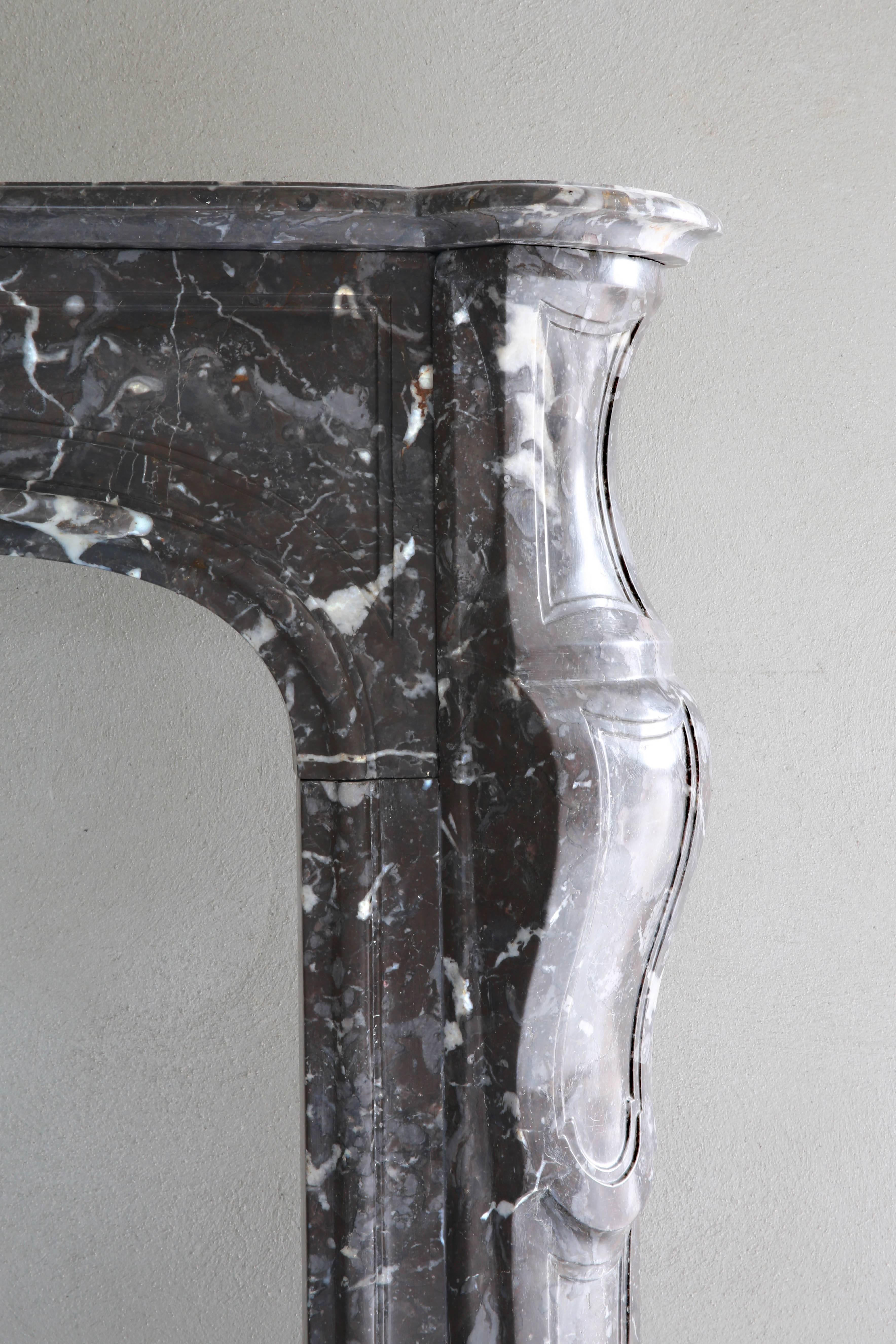 Antiker Marmorkamin im Louis-XV-Stil, Marmorimitat Saint-Anna im Zustand „Gut“ im Angebot in Made, NL