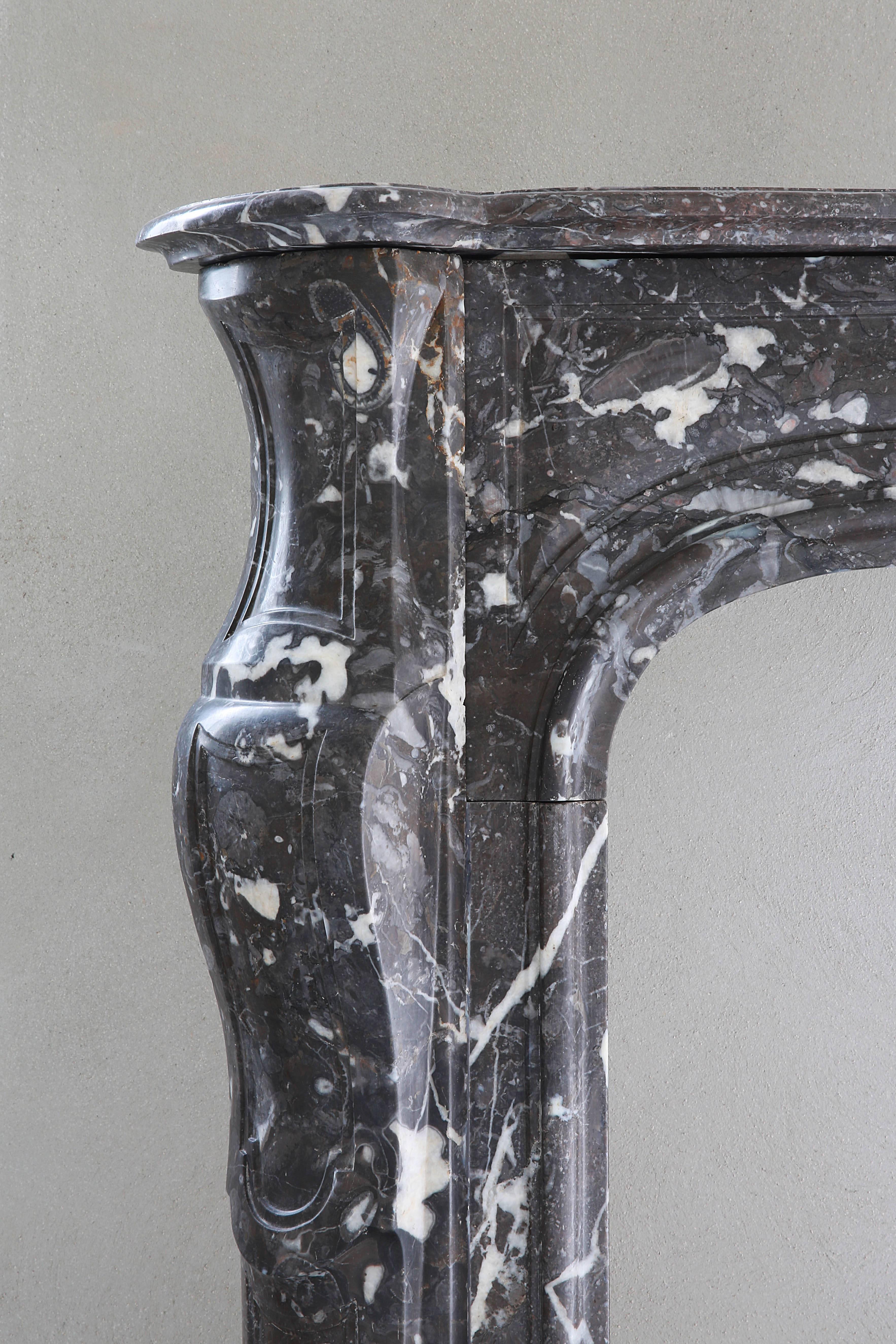Antiker Marmorkamin im Louis-XV-Stil, Marmorimitat Saint-Anna (19. Jahrhundert) im Angebot