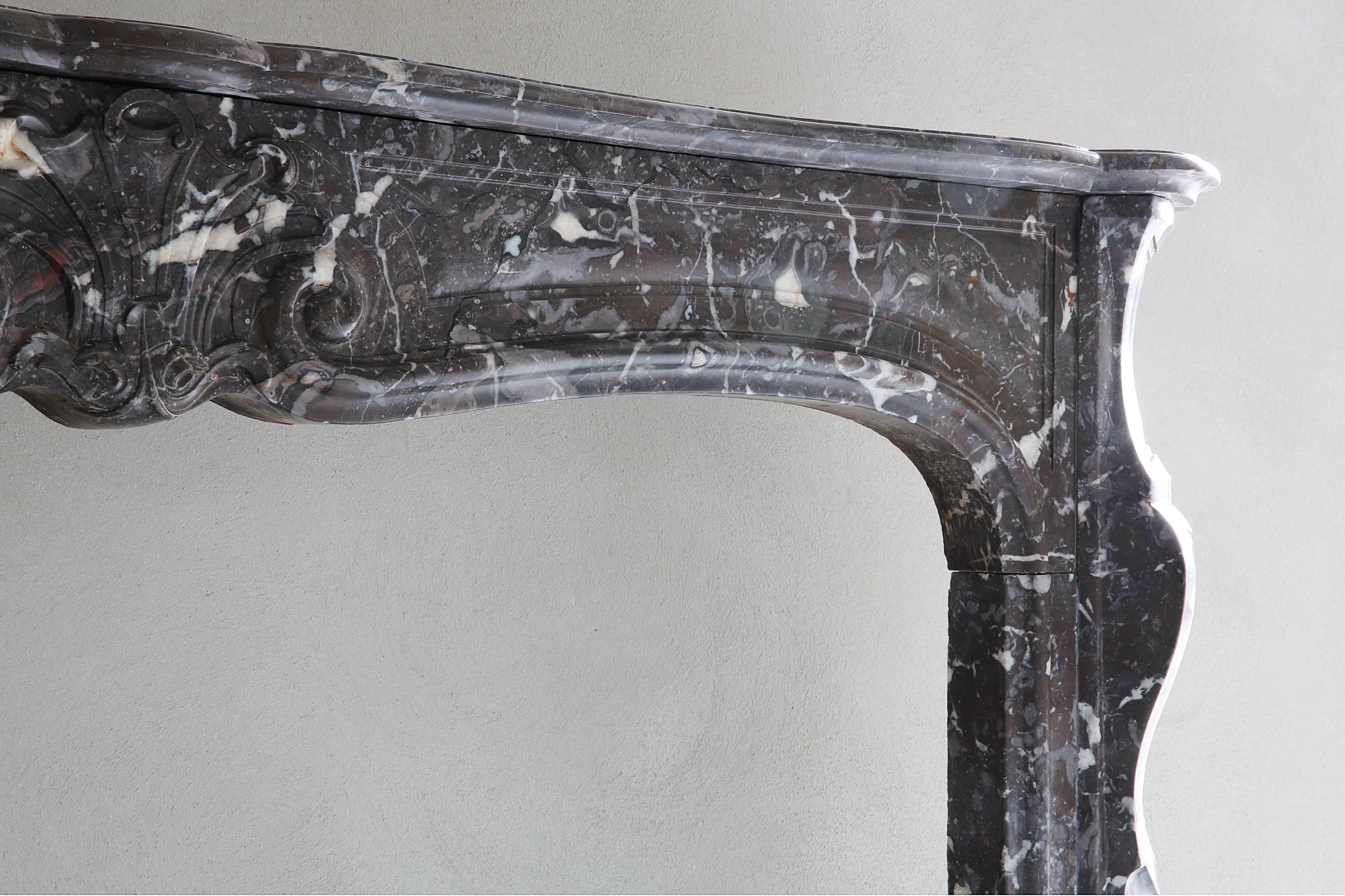 Antiker Marmorkamin im Louis-XV-Stil, Marmorimitat Saint-Anna im Angebot 1