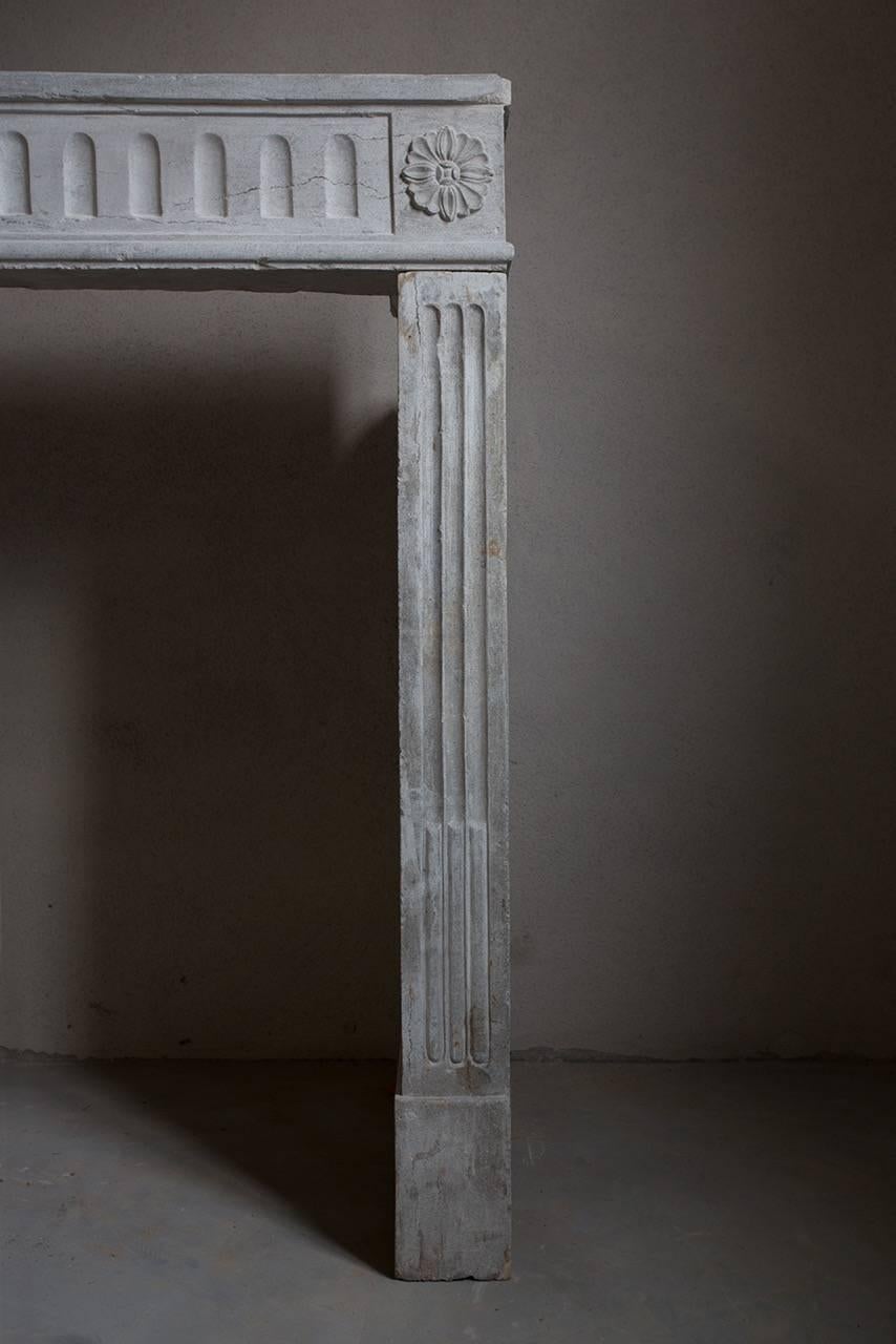 Antiker Kamin aus Kalkstein im Louis-XVI-Stil (Französisch) im Angebot