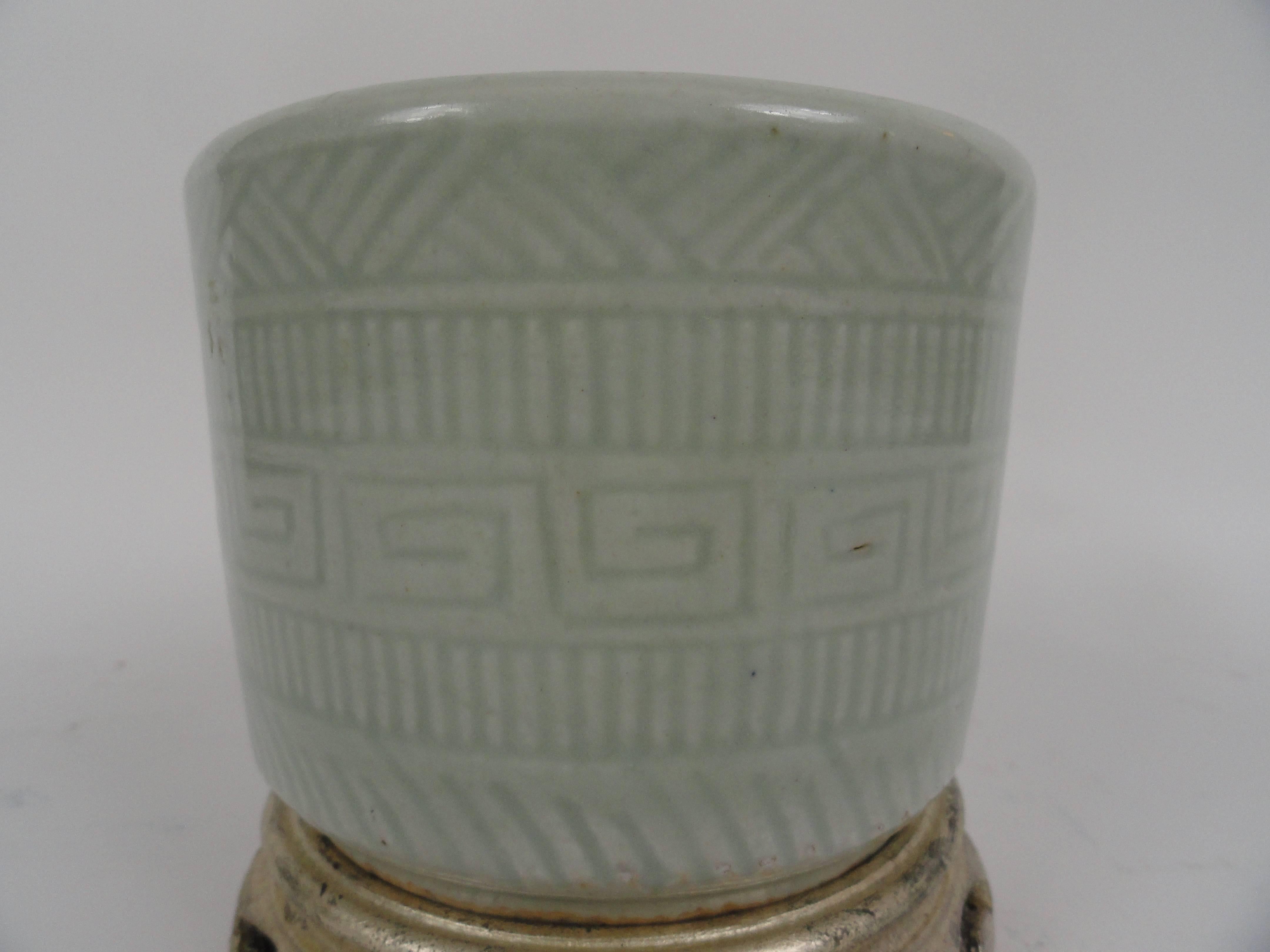 19th Century Chinese Porcelain Brush Pot For Sale 2