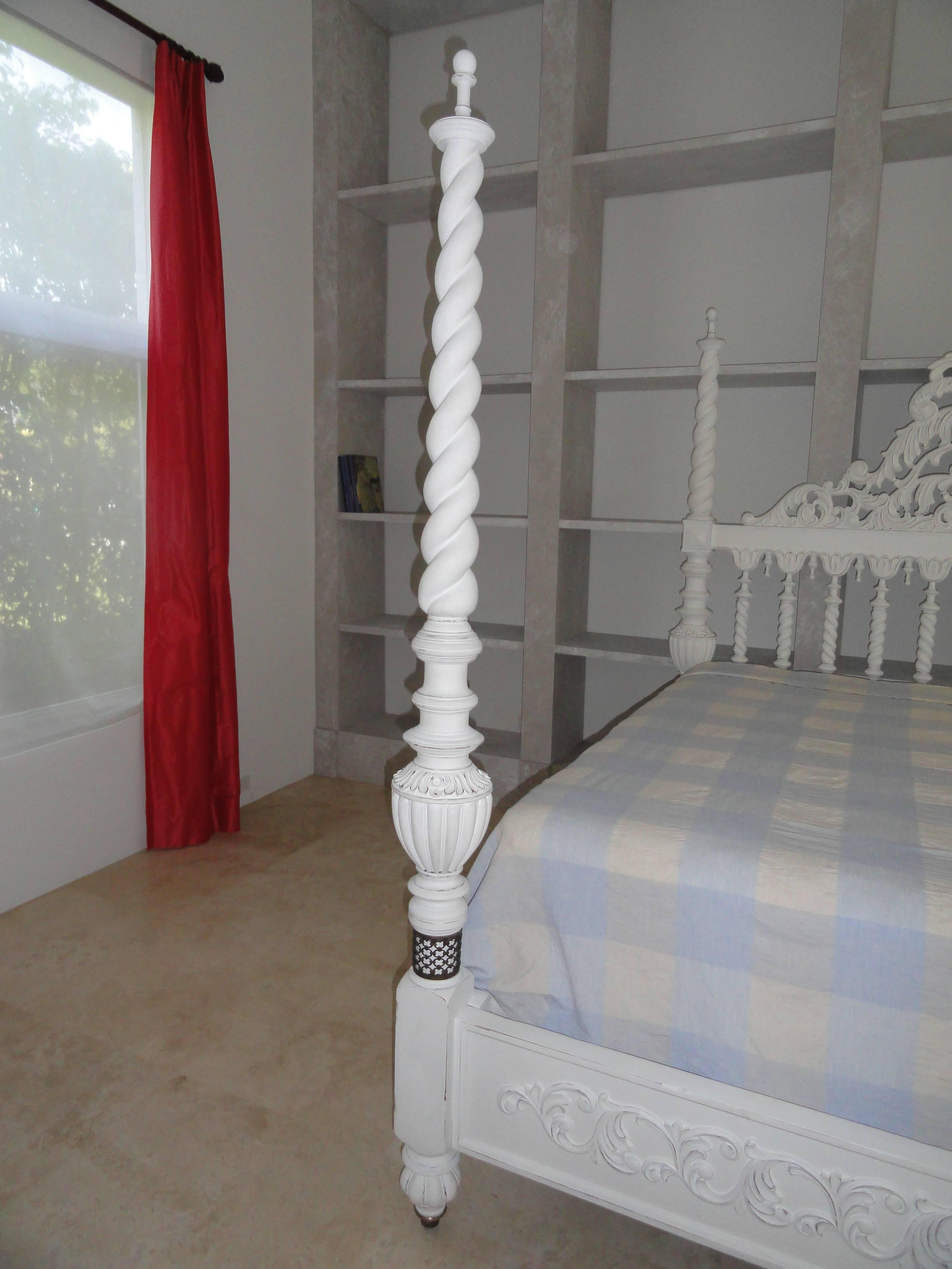 King-Size Plantation Style Wood Bed In Excellent Condition For Sale In West Palm Beach, FL