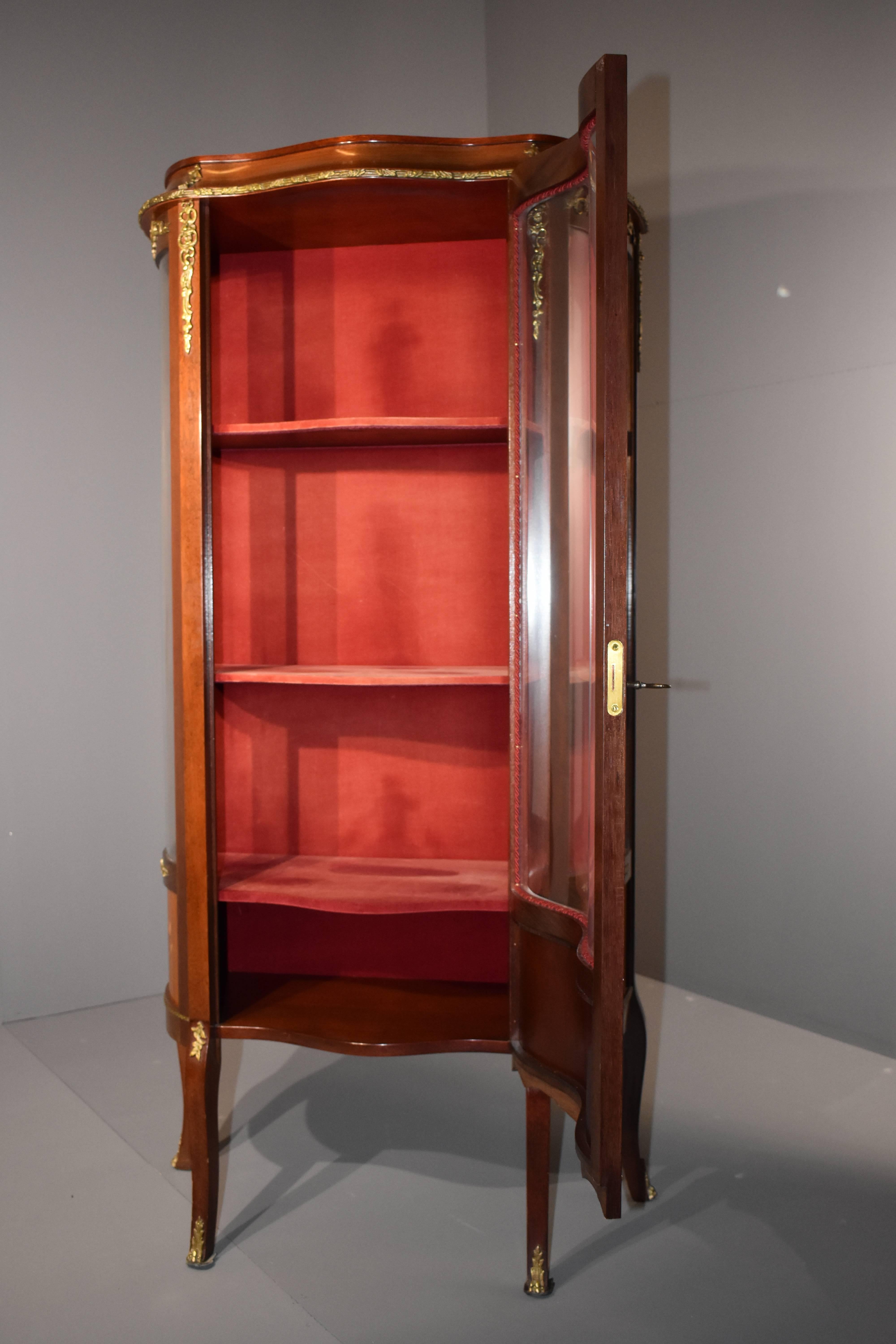 Cambered body, three-sided to three-section, curly feet, rich in decorative bronze fittings.
The inside of the cabinet is covered with red velvet.
 