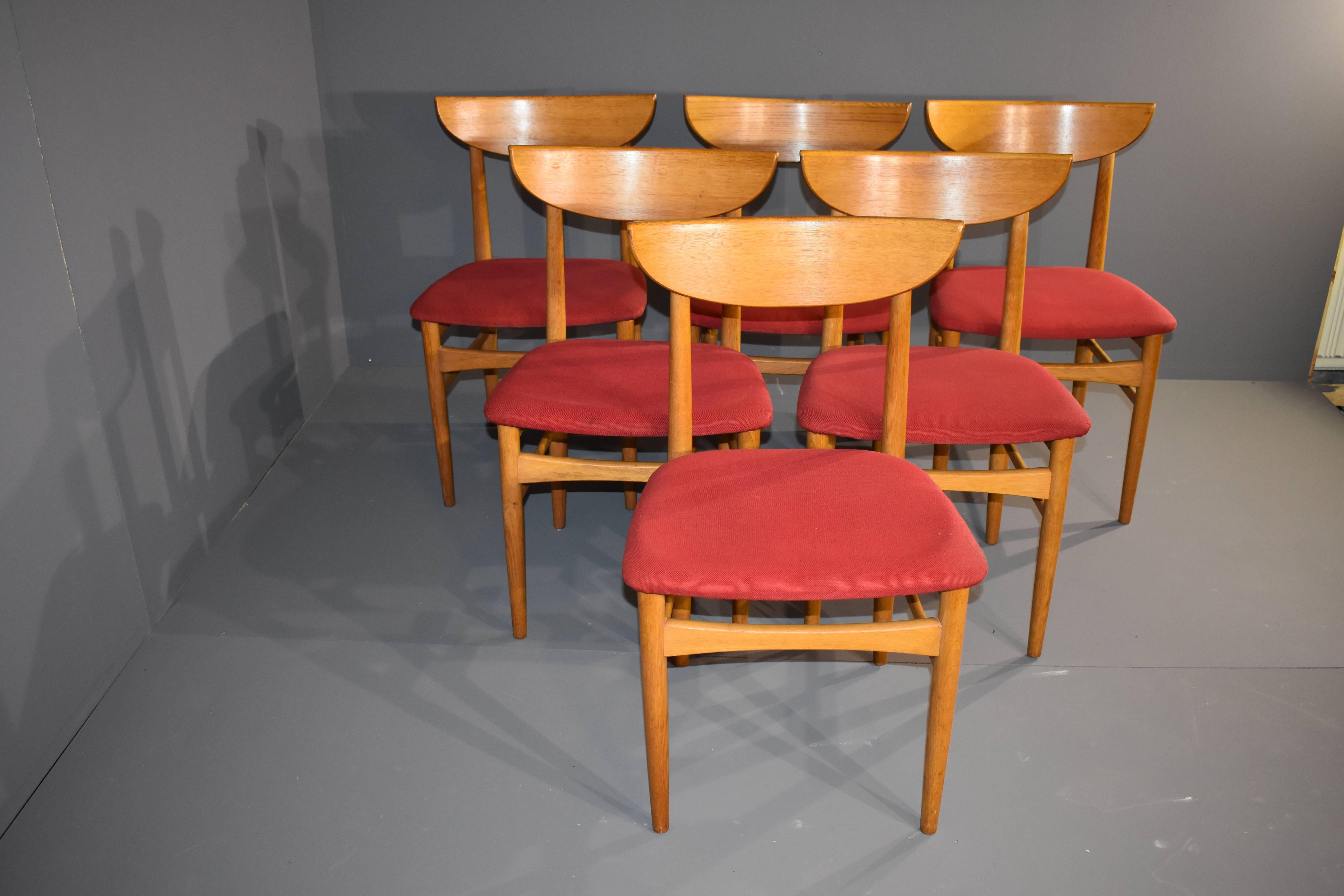 Harry Østergaard for Skovby dining chairs oak. Red fabric upholstery, cleaned, condition consistent with age and use.
The chairs are made in oak, and are in a very good condition.