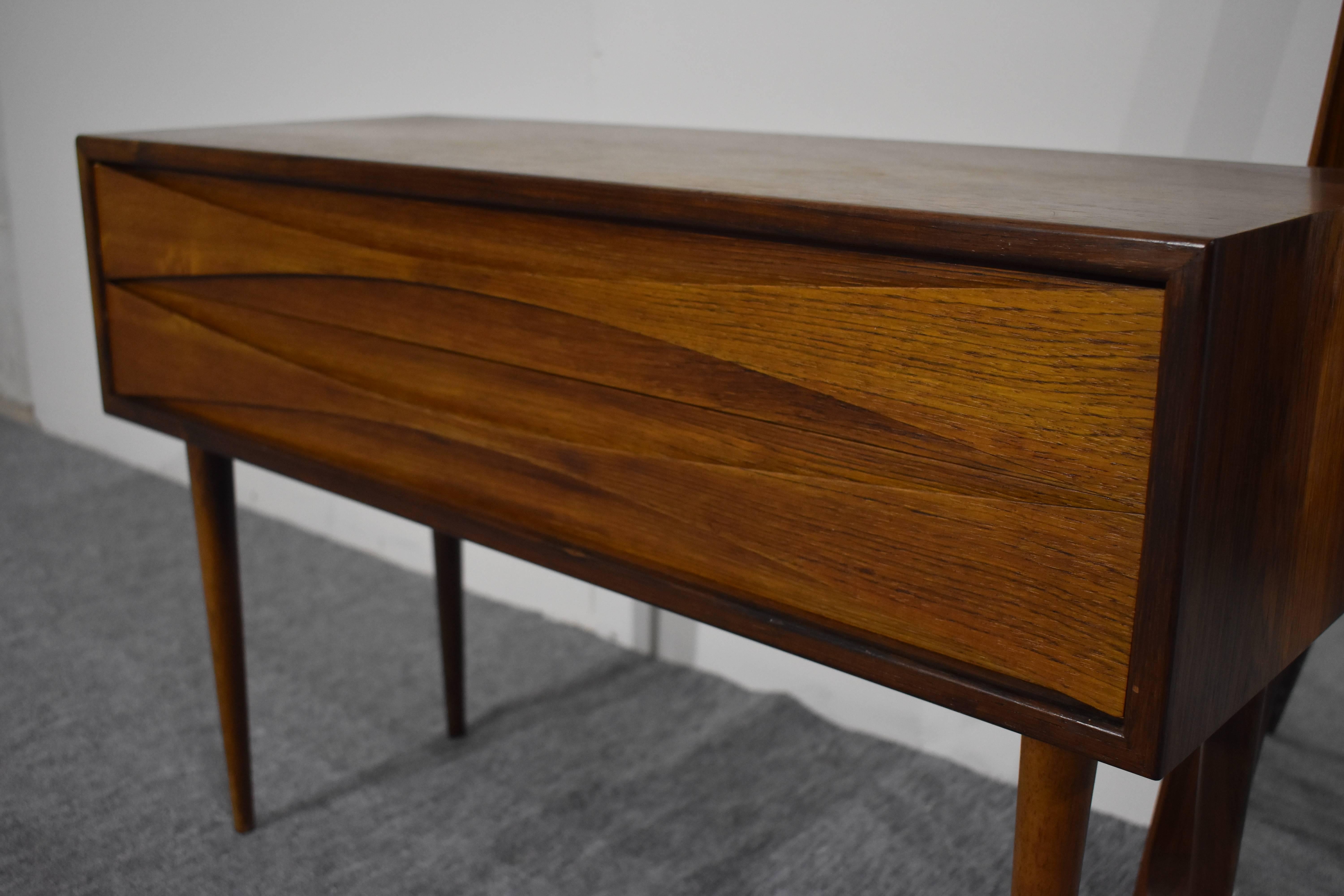 A beautiful small set, designed by Arne Vodder in the 1960s. This is a stunning interior piece and a must have for Mid-Century Modern home. The inside frame and rounded corner details and is made in rosewood.
In a very good condition.