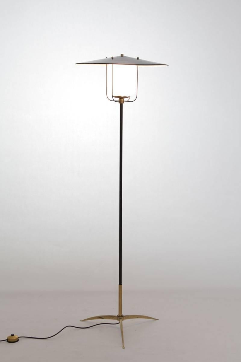 Italienische Stehlampe aus Opalglas, dunkel lackiertem Metall, Messingfüße, 1950er Jahre. (Moderne der Mitte des Jahrhunderts) im Angebot