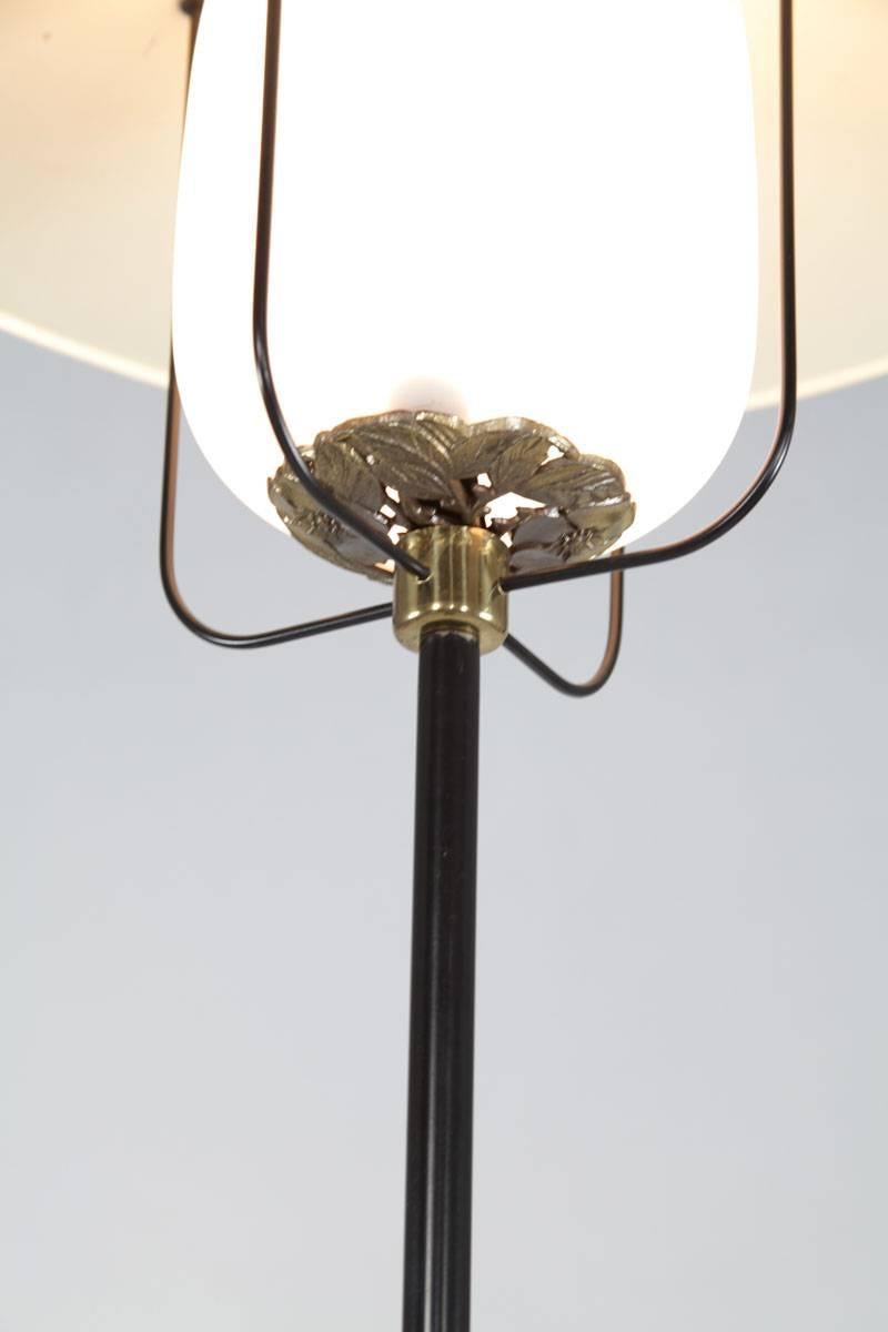 Italienische Stehlampe aus Opalglas, dunkel lackiertem Metall, Messingfüße, 1950er Jahre. (Mitte des 20. Jahrhunderts) im Angebot