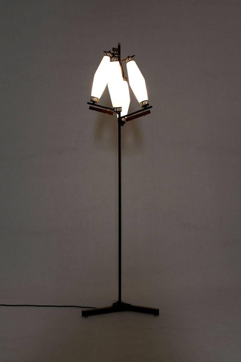 Italienische Stehlampe mit vier Lights aus Opalglas und Details aus Messing, 1950er Jahre (Moderne der Mitte des Jahrhunderts) im Angebot