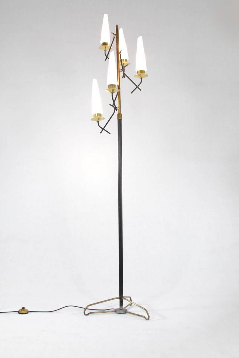 Exemple frappant du design italien du milieu du siècle, ce lampadaire des années 1950 comporte cinq bras pivotants en laiton, ornés d'abat-jours en verre opalin. Son cadre en fer est élégamment laqué en noir, ajoutant une touche de sophistication à