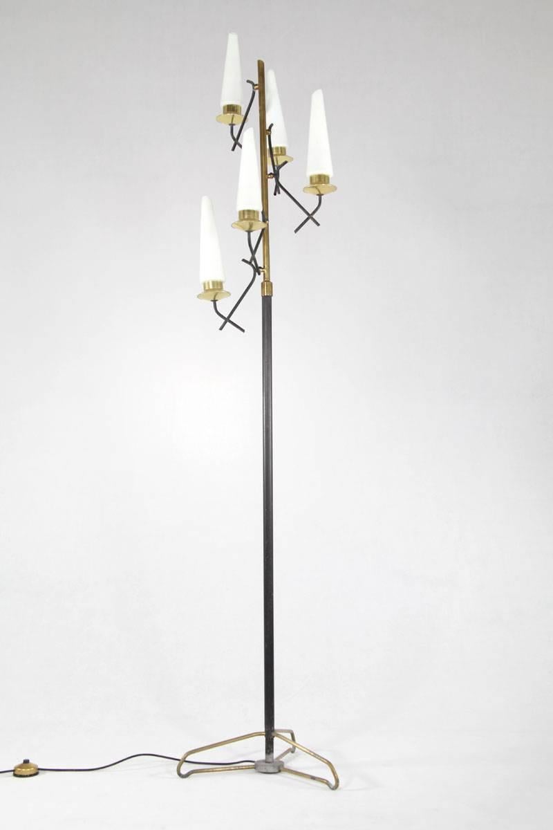 Italienische schwarz lackierte Stehlampe mit fünf Lights aus Opalglas, 1950er Jahre (Moderne der Mitte des Jahrhunderts) im Angebot