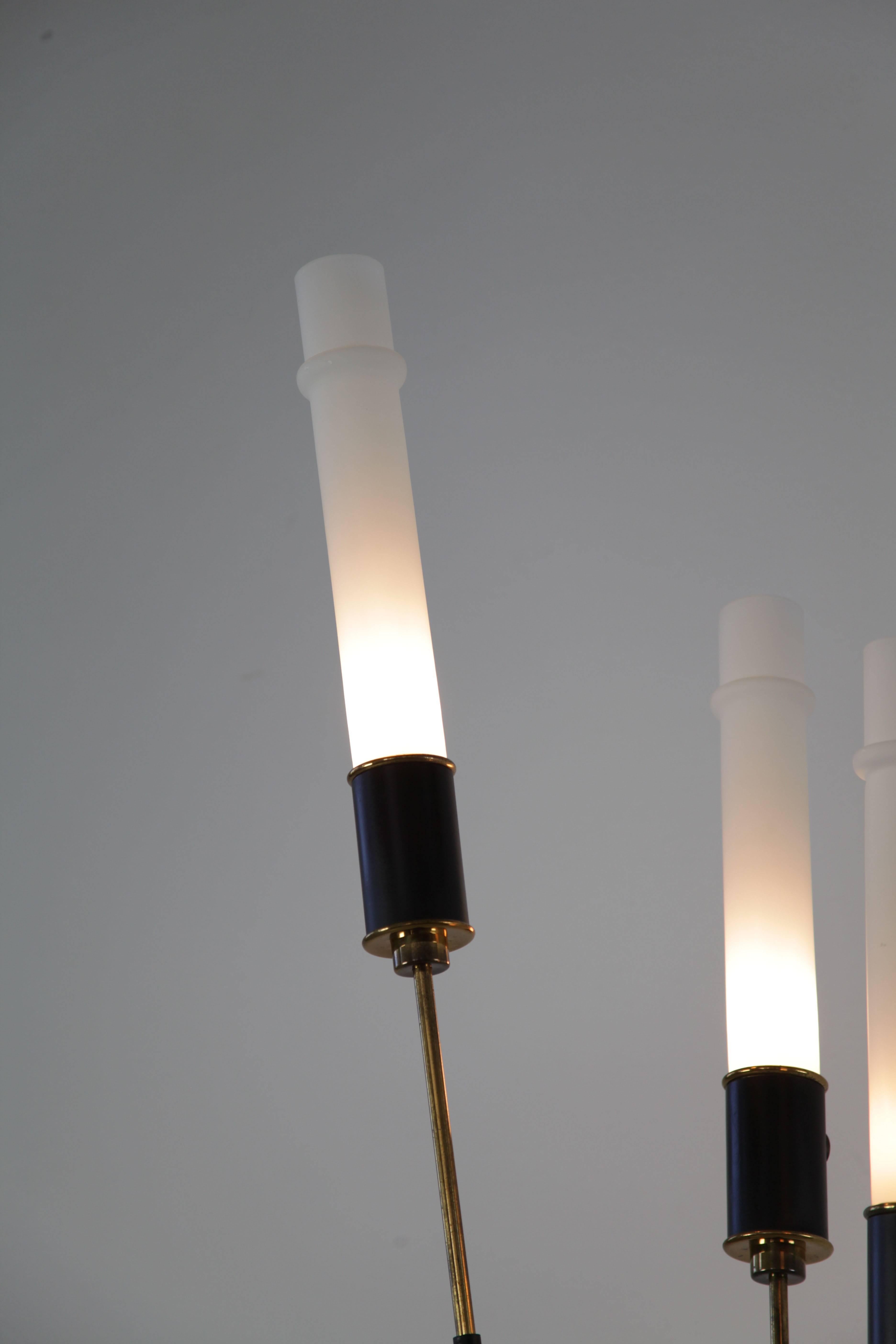 Européen Lampadaire italien Stilnovo à trois minces tubes de verre opalin, années 1950 en vente