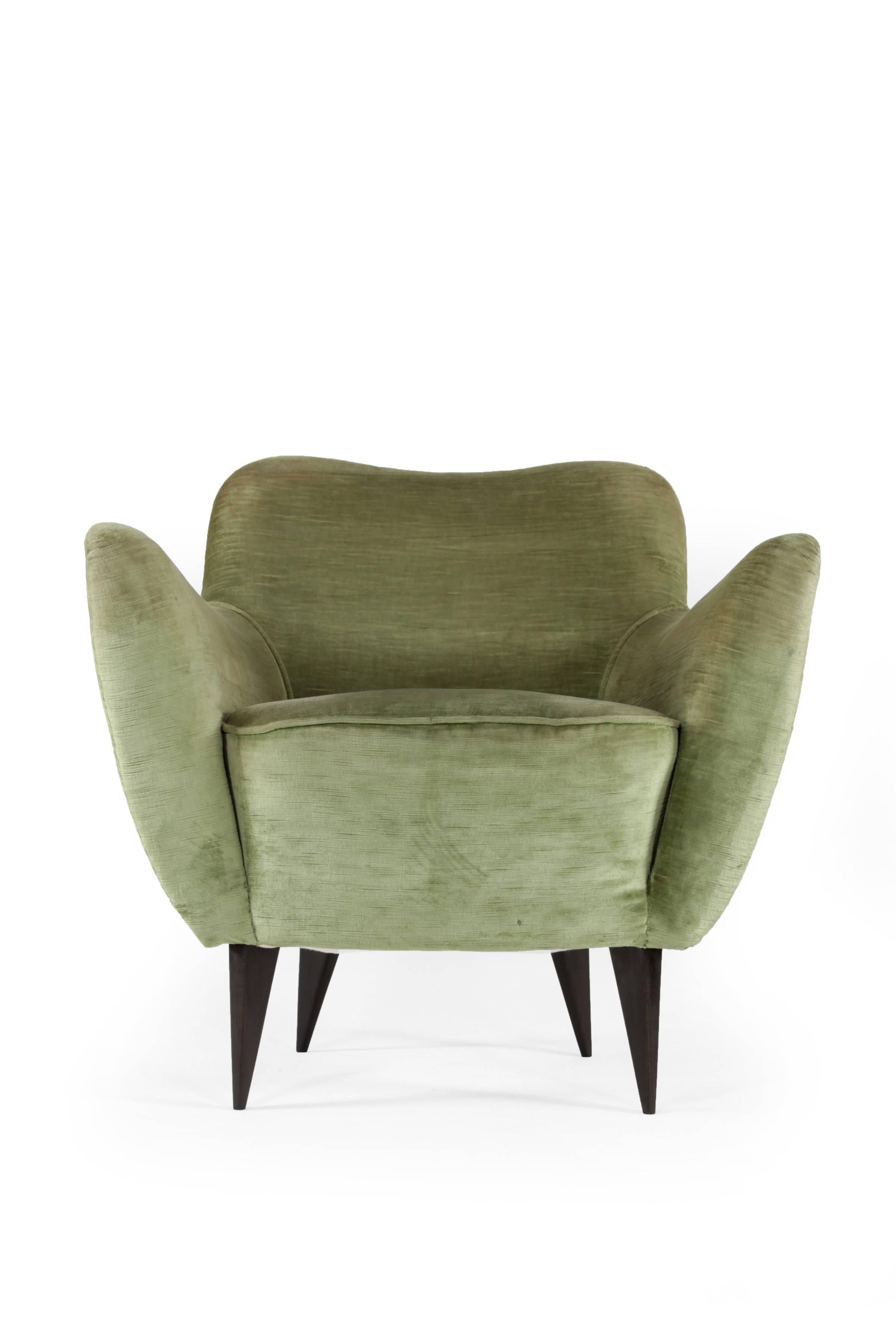 Italian armchair from 1950. Designed by Giulia Veronesi and made by I.S.A. Bergamo. Chair with olive green velvet fabric with some signs of use.