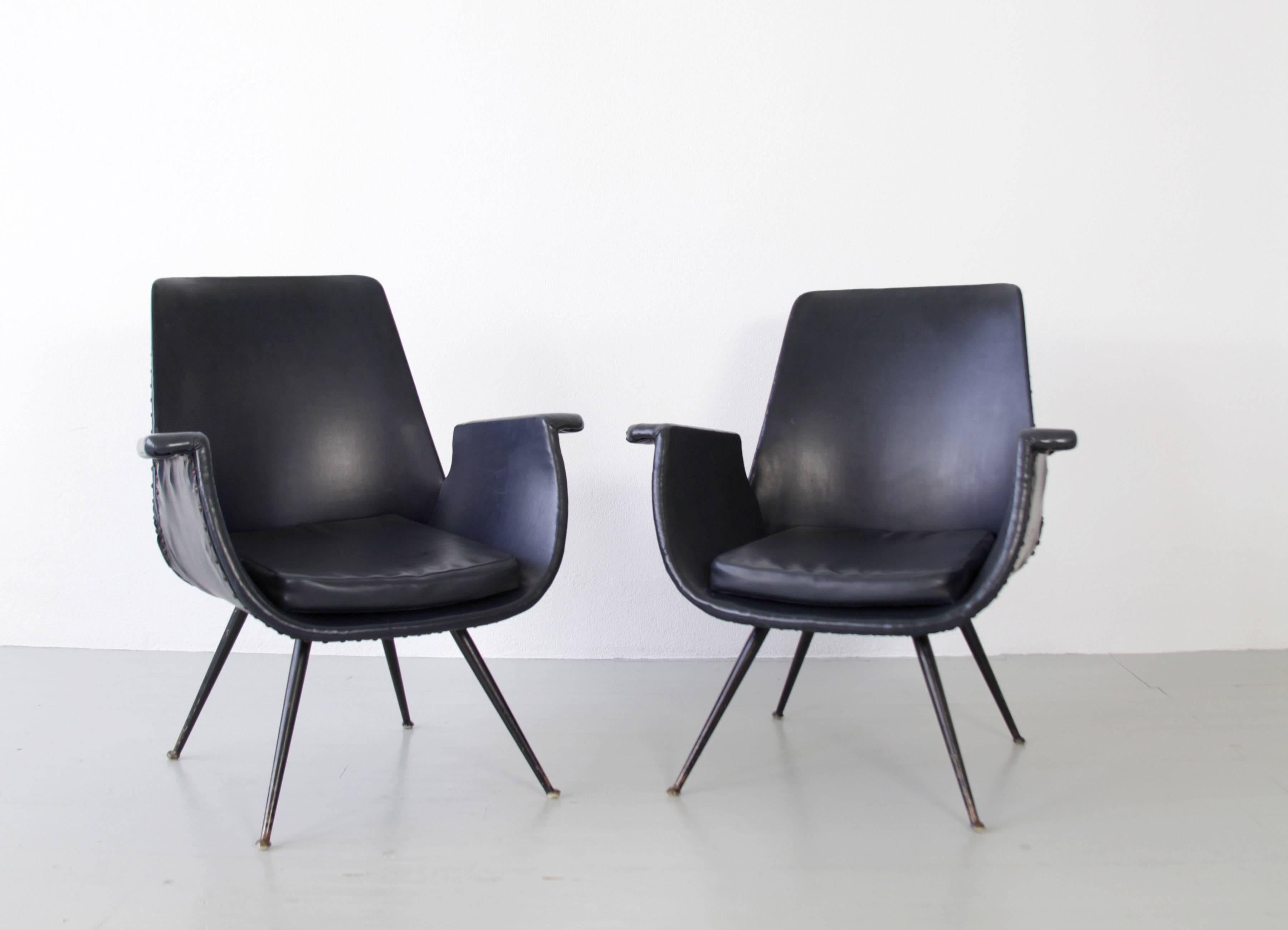 Très rare paire de fauteuils de Gastone Rinaldi avec sa tapisserie d'origine. Ce couple de chaises rares est dans son état d'origine avec quelques petits signes d'utilisation mais très authentiques.

N'hésitez pas à nous contacter pour obtenir des
