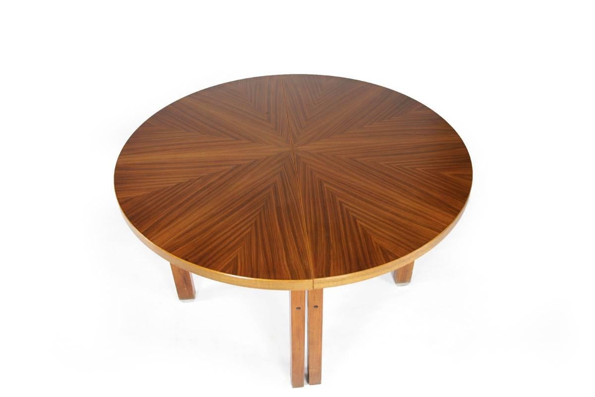 Témoin du design italien du milieu du siècle, cette table est une création d'Ico Parisi et a été fabriquée par M.I.M Roma dans les années 1960. Fabriqué en luxueux bois de rose, il arbore un placage unique en forme d'étoile sur le plateau de la
