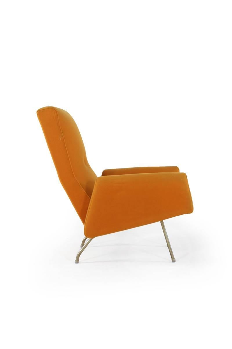 Pièce emblématique des années 1950, ce fauteuil a été conçu par Louis Paolozzi et fabriqué par Zol. Doté d'un piètement tubulaire et d'une structure en bois enveloppée de mousse, il respire le confort et le style. Paré de son tissu en laine orange