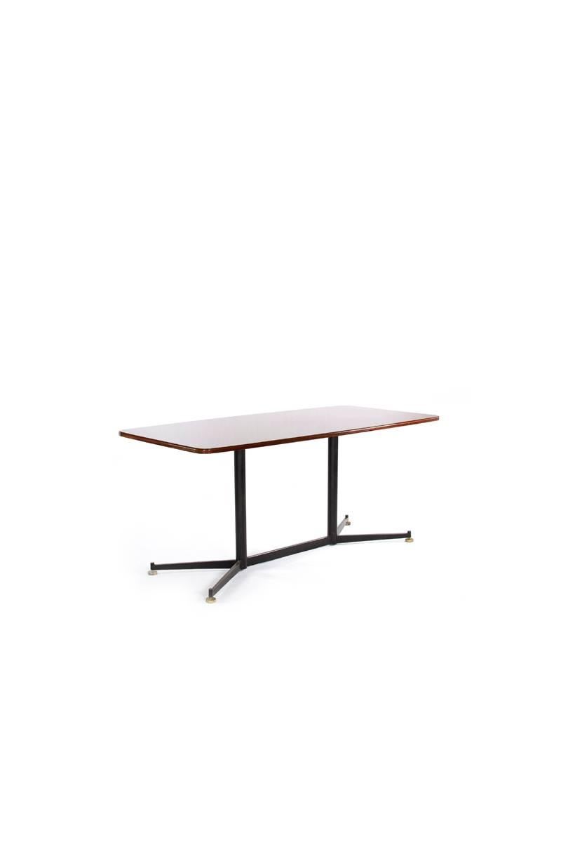 This dining table was designed in Italy in the 1950s. It consists of a rosewood veneer, a frame made of black steel with brass feet and a reddish-brown glass top. The rosewood veneer has a glossy finish and the glass top on top can be removed if