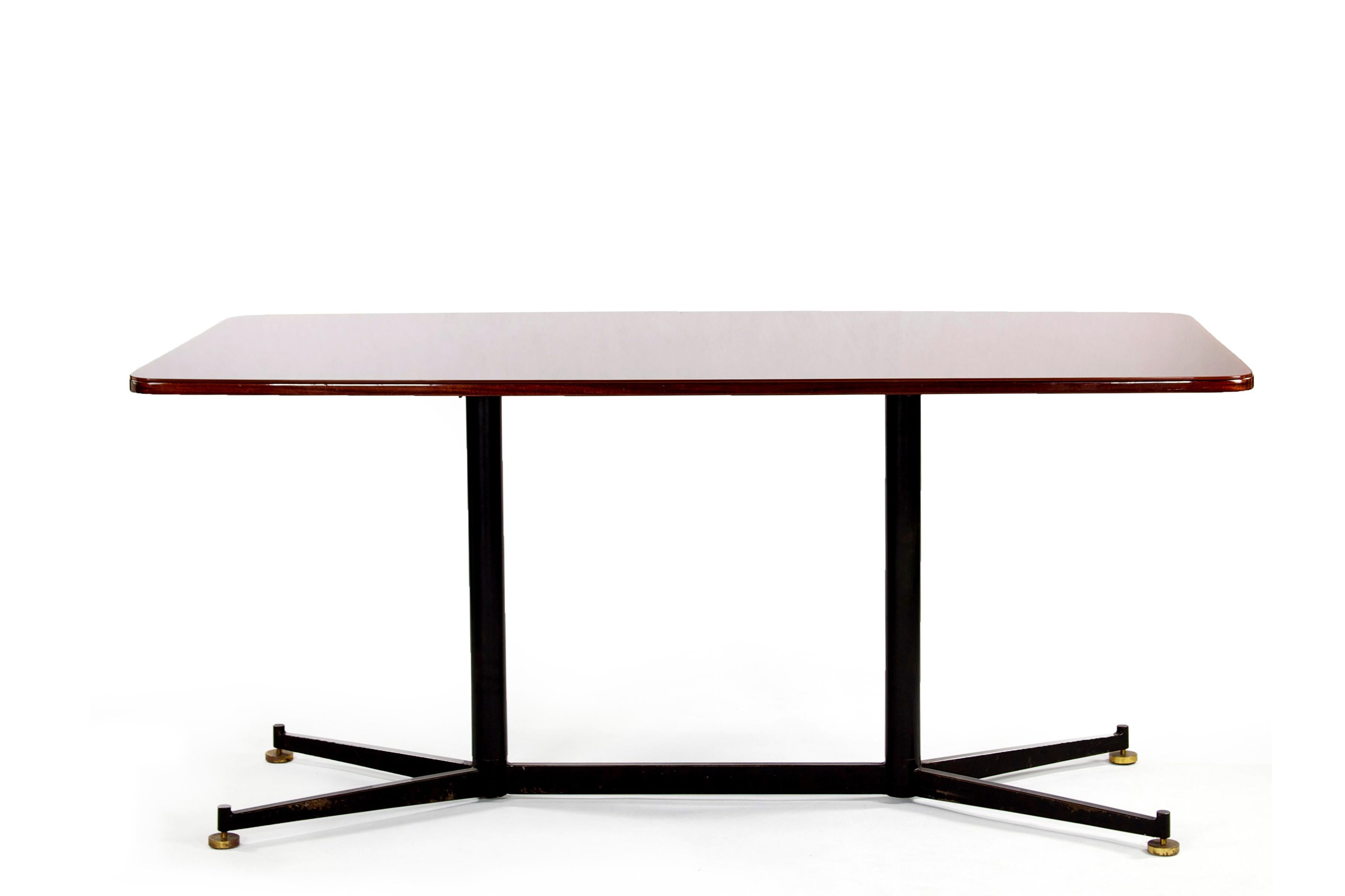 Table de salle à manger italienne en bois de rose avec pieds en acier noir et plateau en verre, années 1950 en vente 3