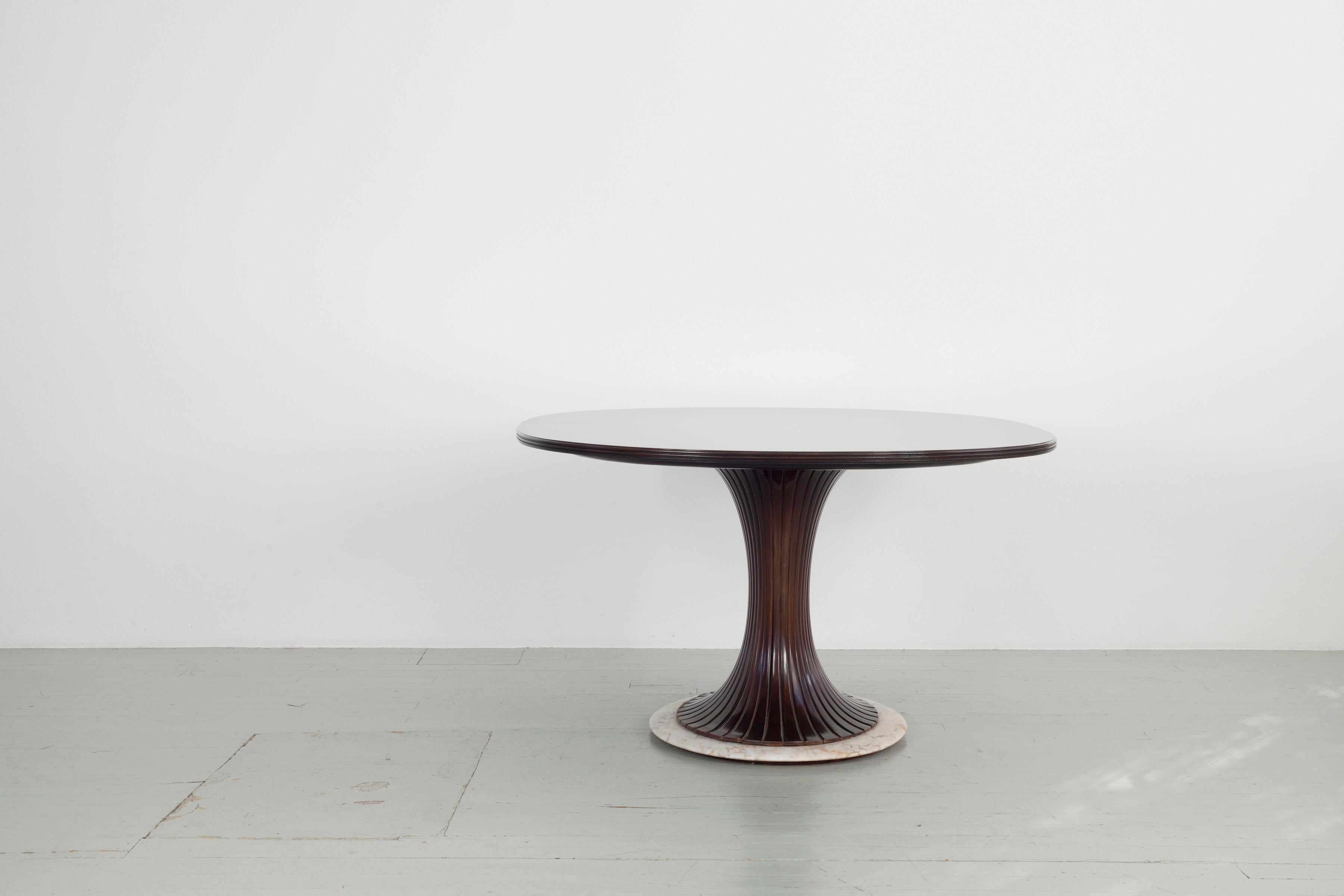 Mid-Century Modern Vittorio Dassi Table with Central Leg, Italy 1950s For Sale