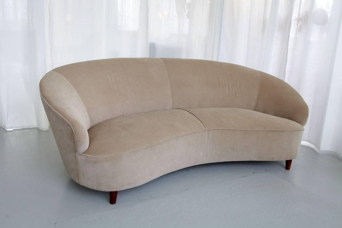 Italian curved sofa from the 1950s with a velvet upholstery.