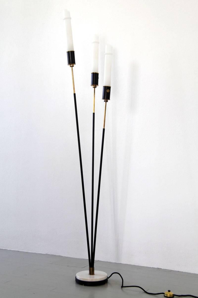 Mid-Century Modern Lampadaire italien Stilnovo à trois minces tubes de verre opalin, années 1950 en vente