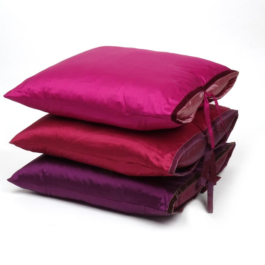 Américain Coussin décoratif Dupioni en soie framboise en vente