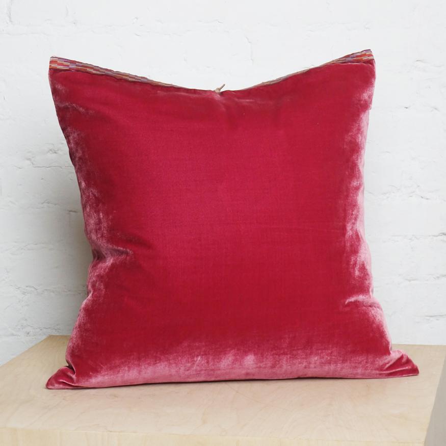 Silk Velvet Throw Pillow Raspberry In New Condition In Brooklyn, NY