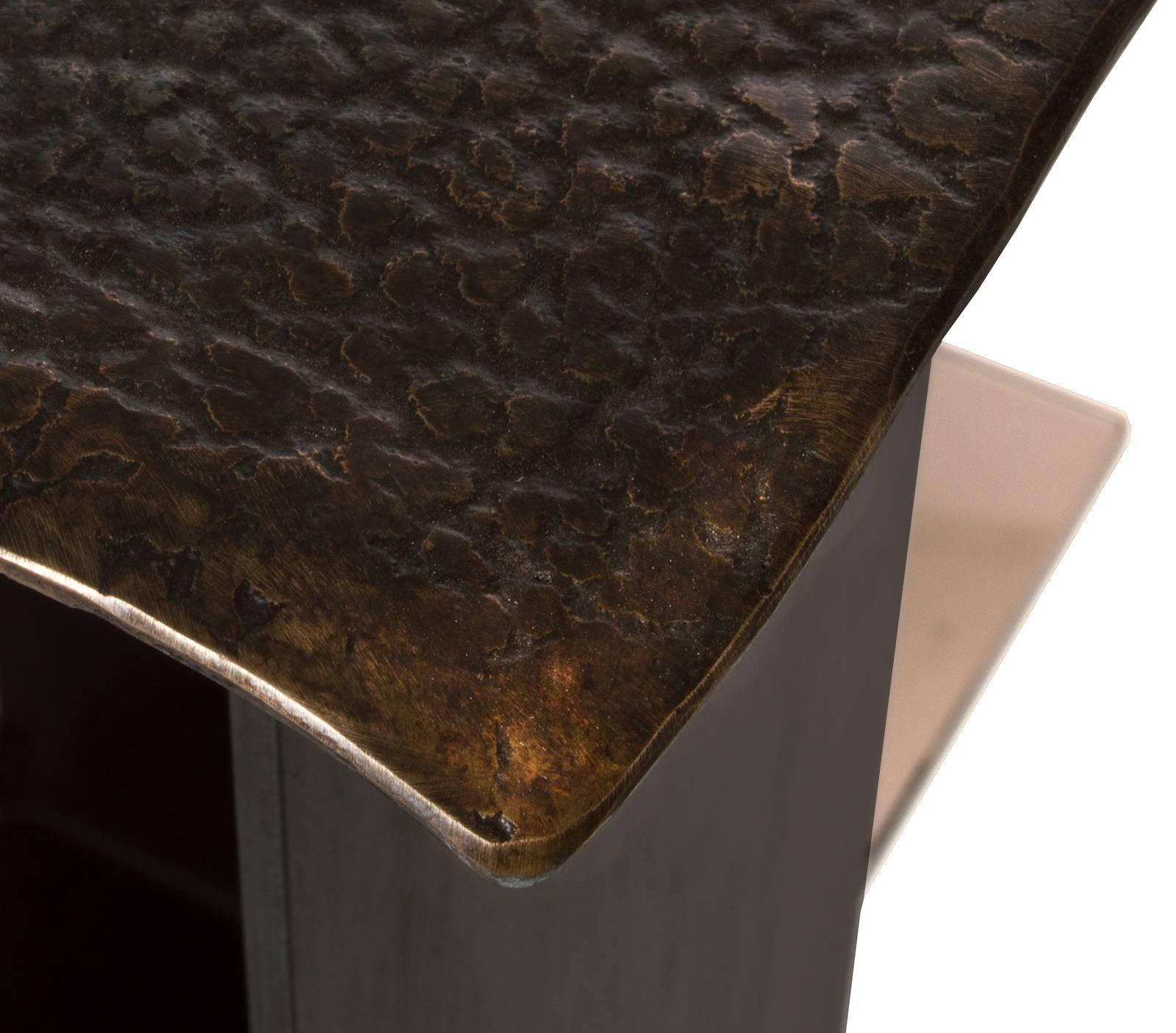 Domito end table contemporary cast bronze leather texture steel with glass shelf

The Domito end table has a cast bronze top produced from a real leather mold. We finish and patina the bronze to bring out the texture. The final bronze top looks