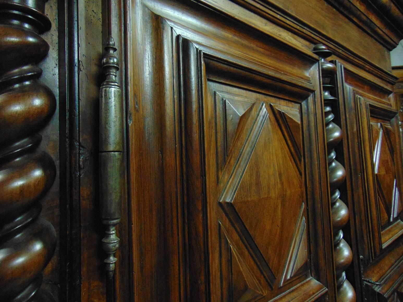 Louis XIII Armoire à pointes de diamant, vers 1770 en vente