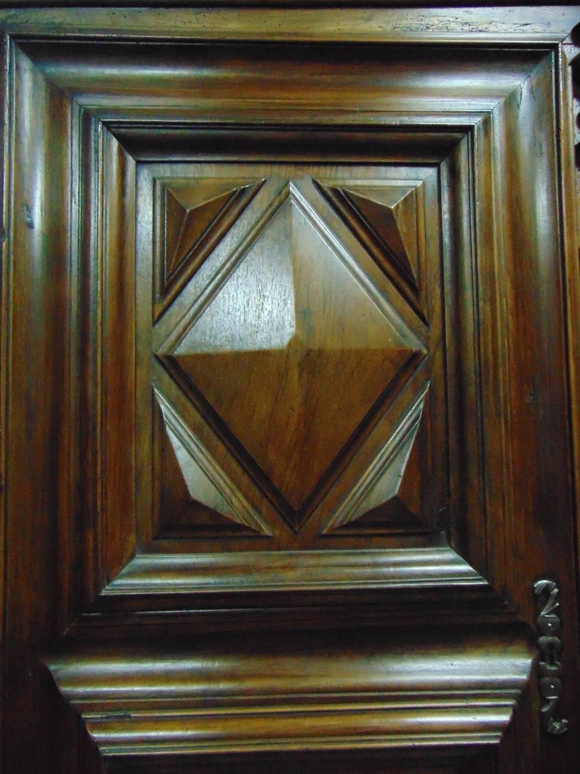 Français Armoire à pointes de diamant, vers 1770 en vente