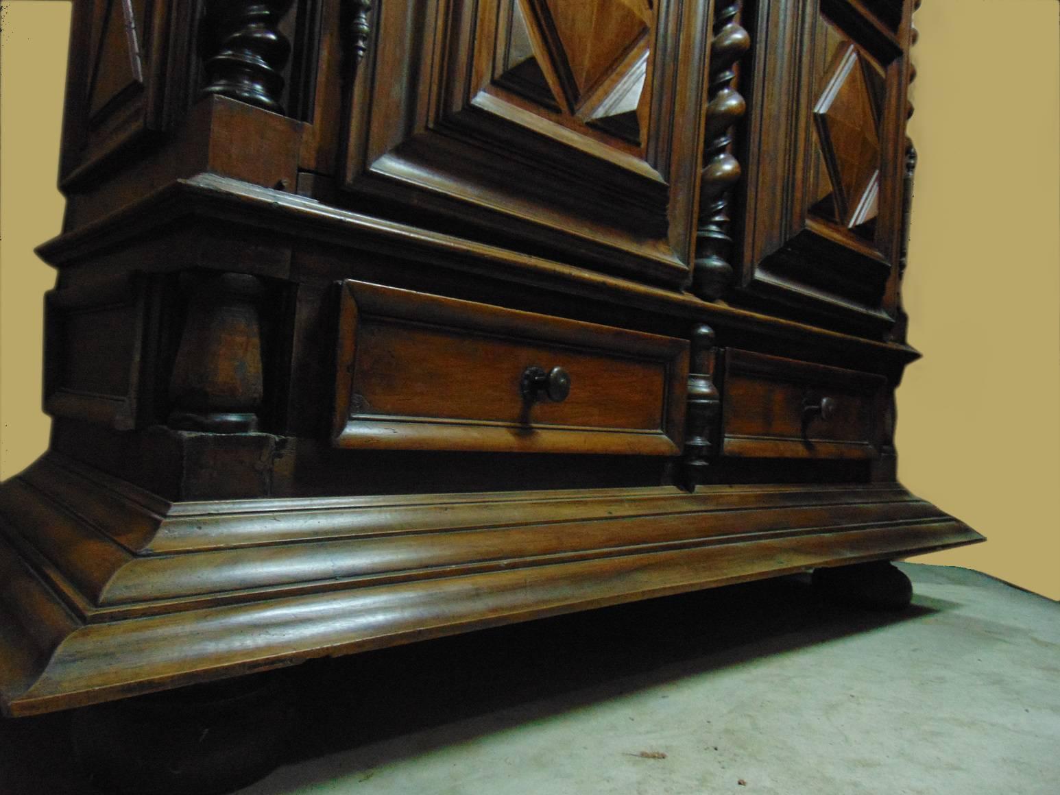 Fin du XVIIIe siècle Armoire à pointes de diamant, vers 1770 en vente