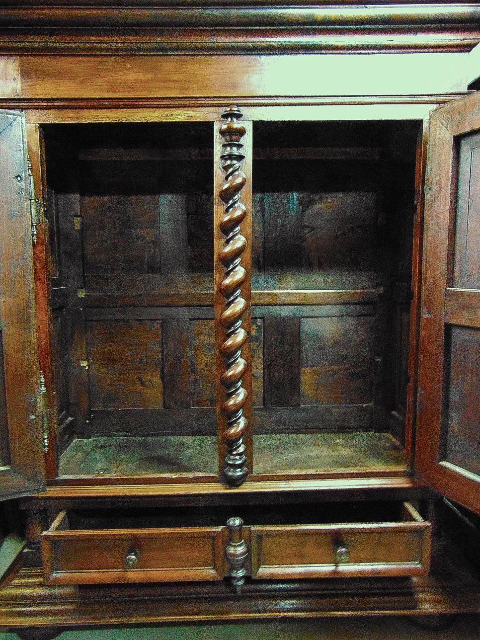 Noyer Armoire à pointes de diamant, vers 1770 en vente