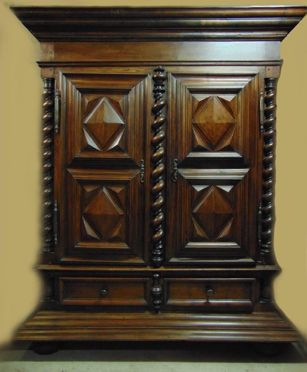Remarquable et importante armoire française en pointe de diamant de style Louis XIII, vers 1770. En noyer massif, avec portes et panneaux latéraux en losange, flanqués de colonnes en torsade d'orge. Superbe couleur et très bon état. Il s'agit d'une