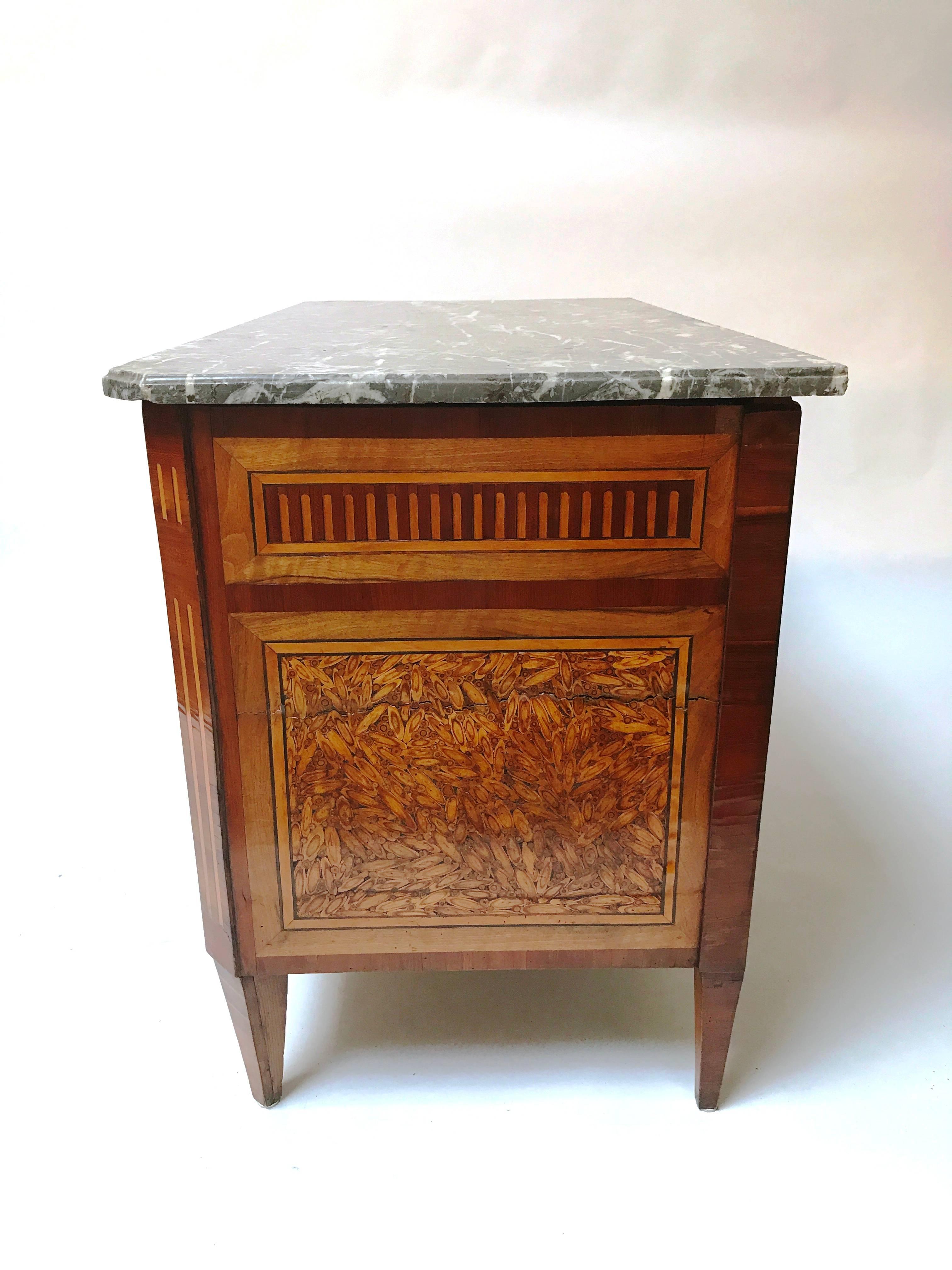 Stunning 18th century Italian oyster-veneered marble top commode, circa 1780, in the manner of Giuseppe Maggiolini, fitted with one narrow and two large drawers sans traverse with very fine inlaid marquetry of a landscape scene with villa and