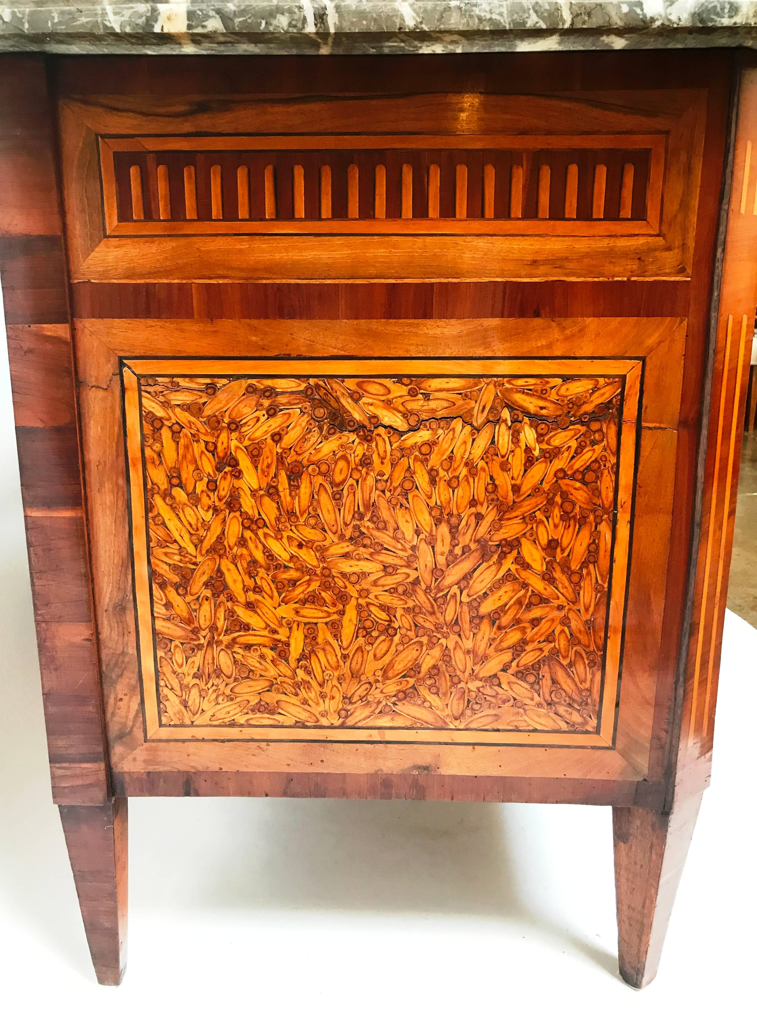 18th Century Italian Oyster Veneered Commode in the Manner of Maggiolini In Good Condition For Sale In Dallas, TX