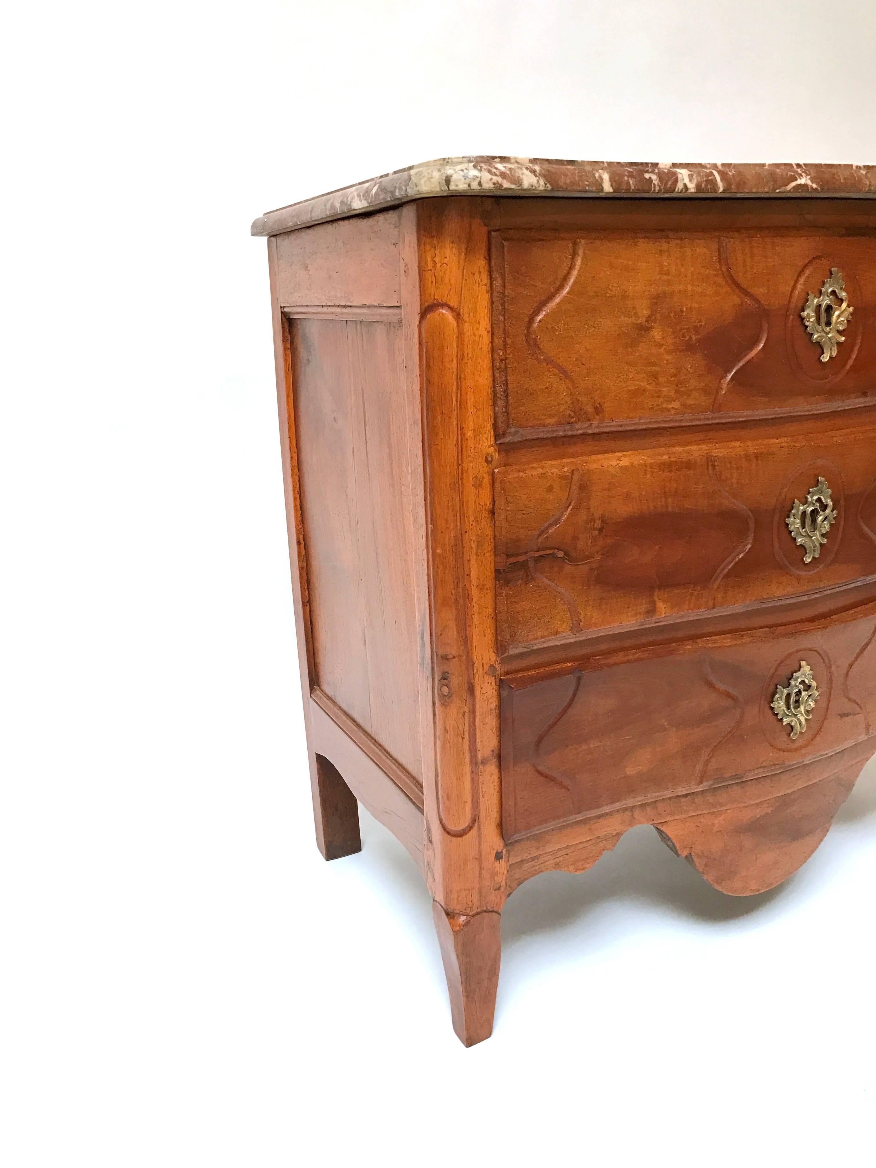 Charming 18th century period Louis XV French petite commode in oak with marble top, three drawers and original hardware, France, circa 1760.