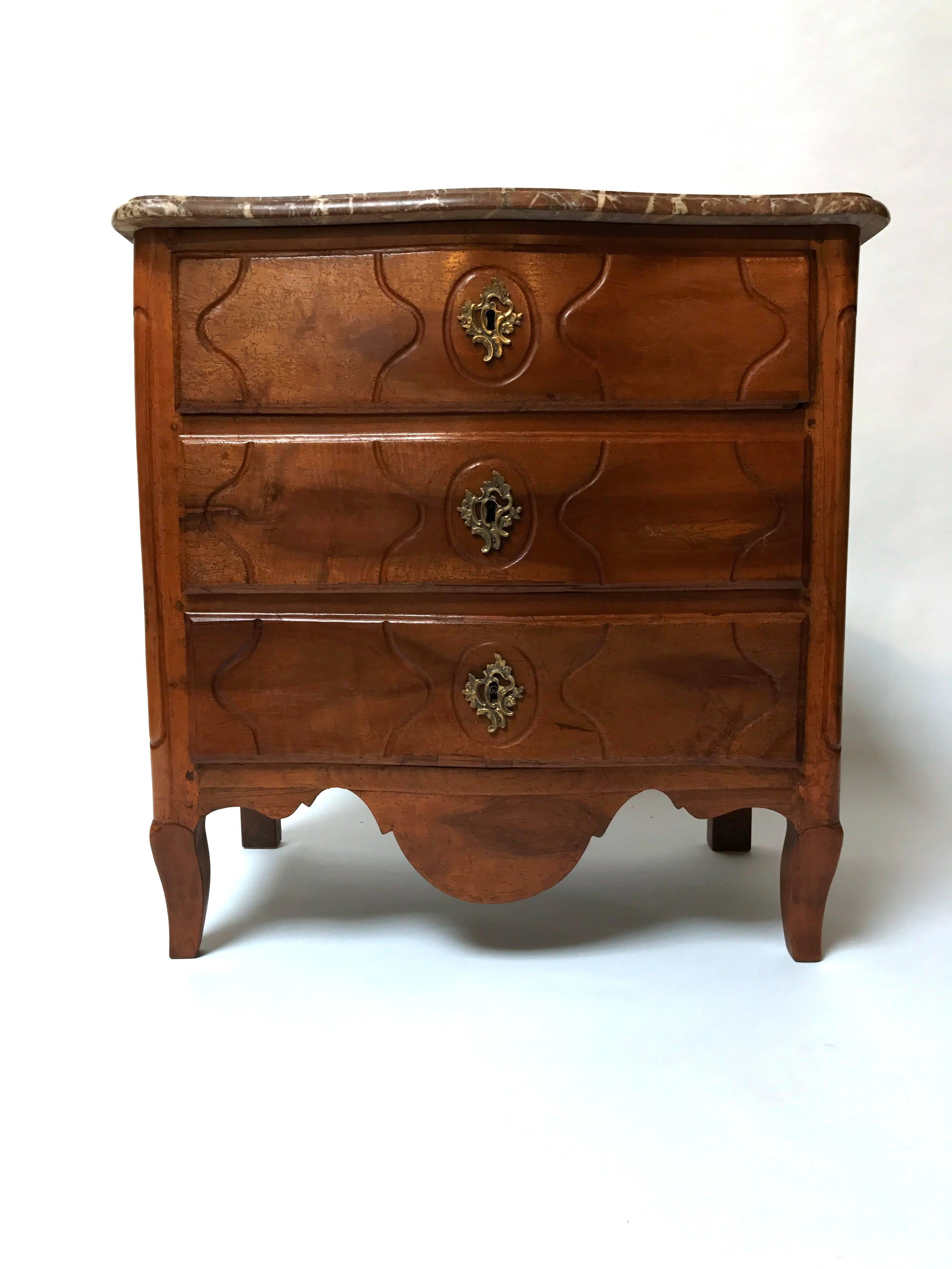Period Louis XV French Petite Commode In Excellent Condition For Sale In Dallas, TX