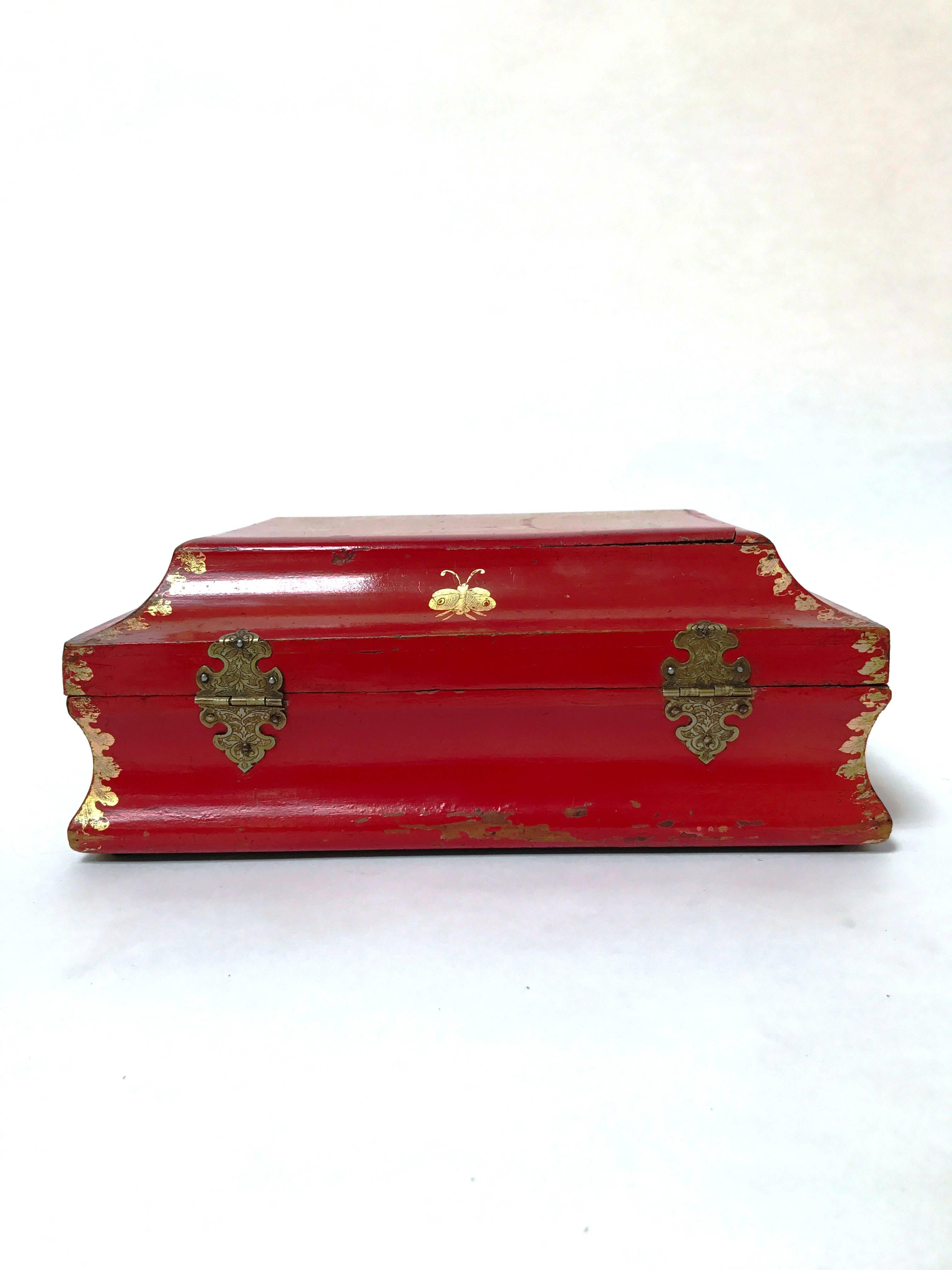 A beautiful and rare 18th century period Louis XV chinoiserie red and gold lacquered wig box with flower, garden and bee motifs, France, circa 1750.