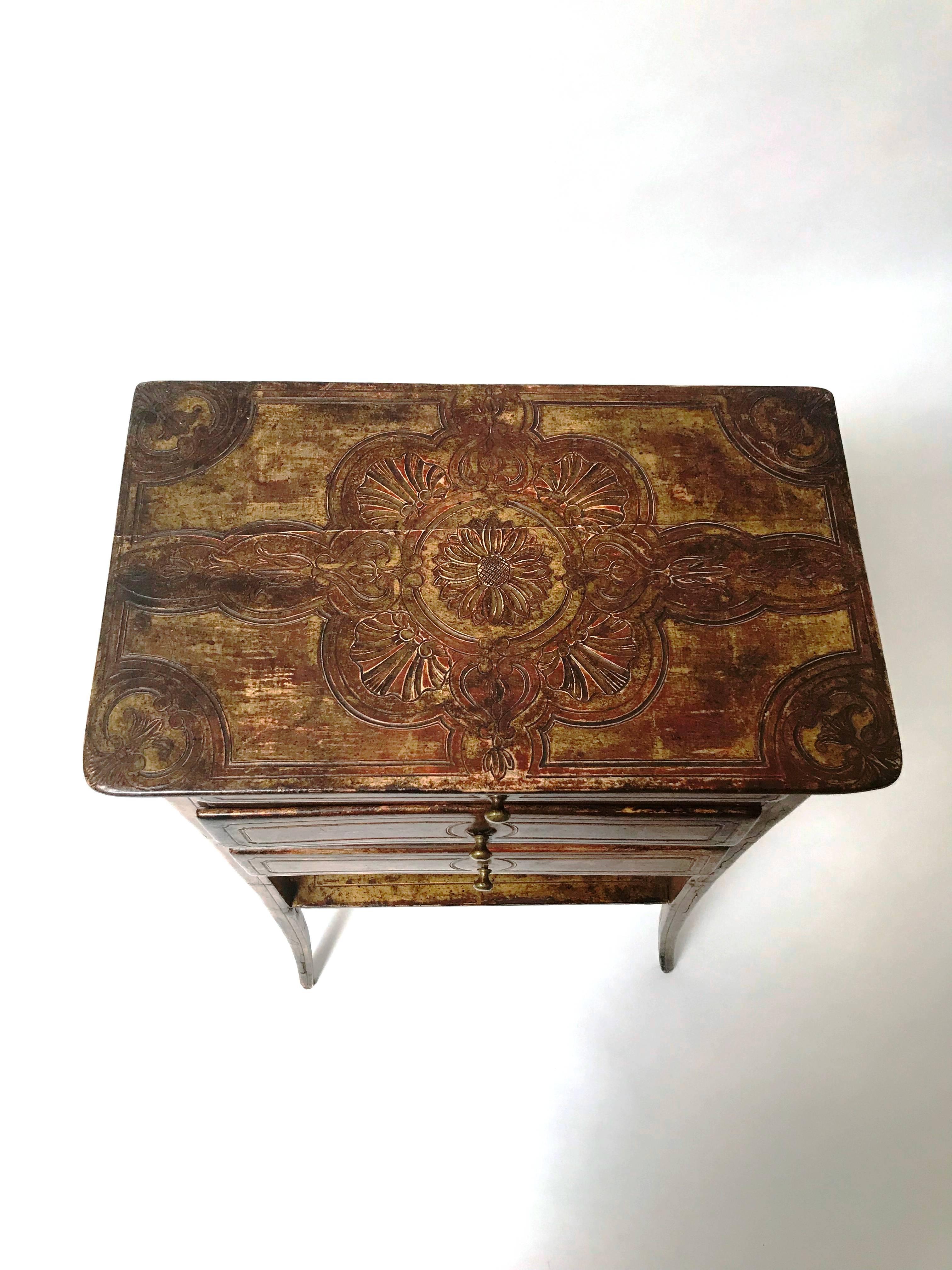 A quite rare and exquisite 18th century Venetian petite commode / small table with original gilt finish, incised with floral designs, with wonderful pagination.