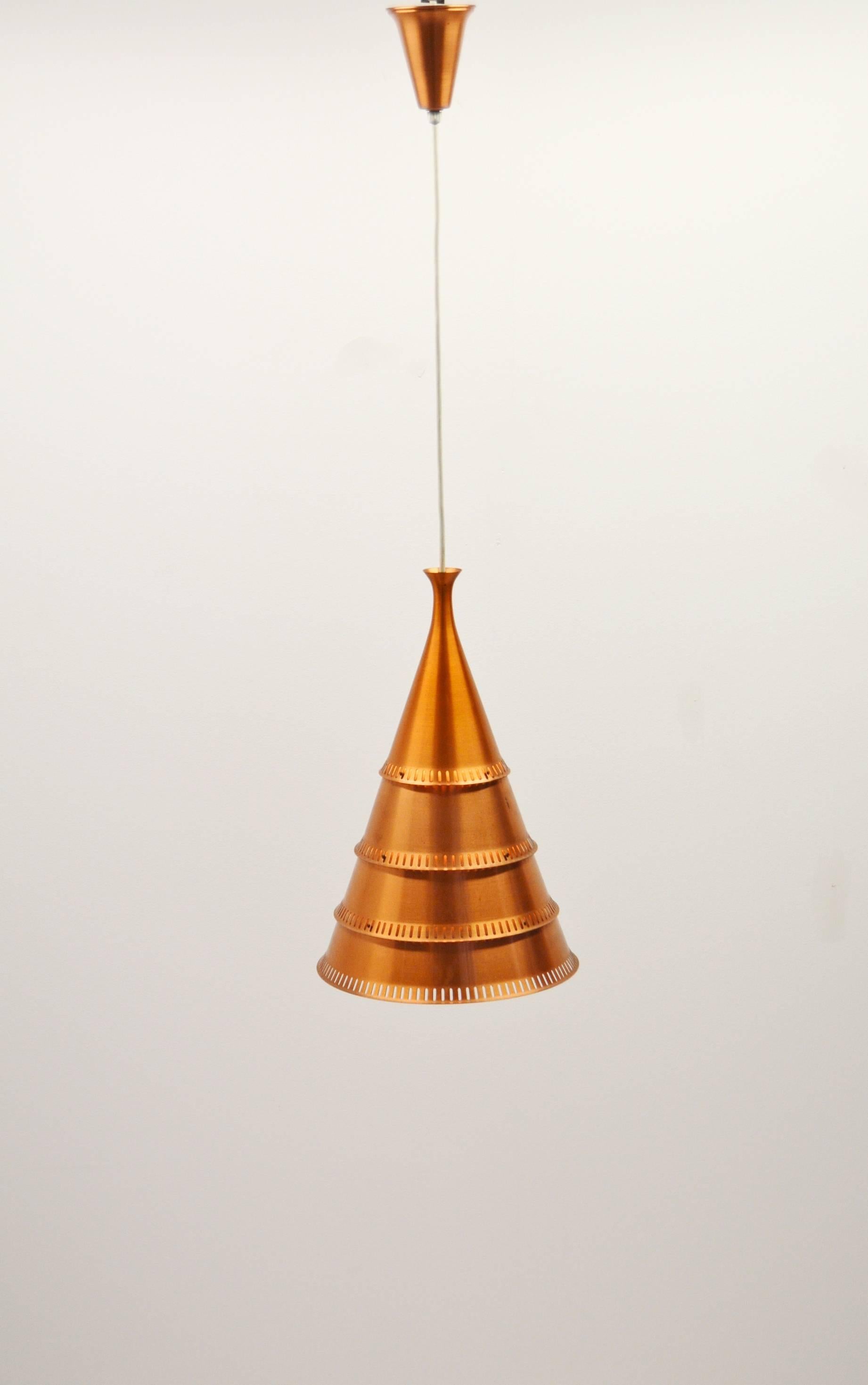 - Funnel shaped copper lamp
- Design Bengt Hjerting for Lyfa, Denmark
- Measures: Height 47 cm, excluding cord
- Adjustable height thanks to the cord
- European plug.
- E27 socket.