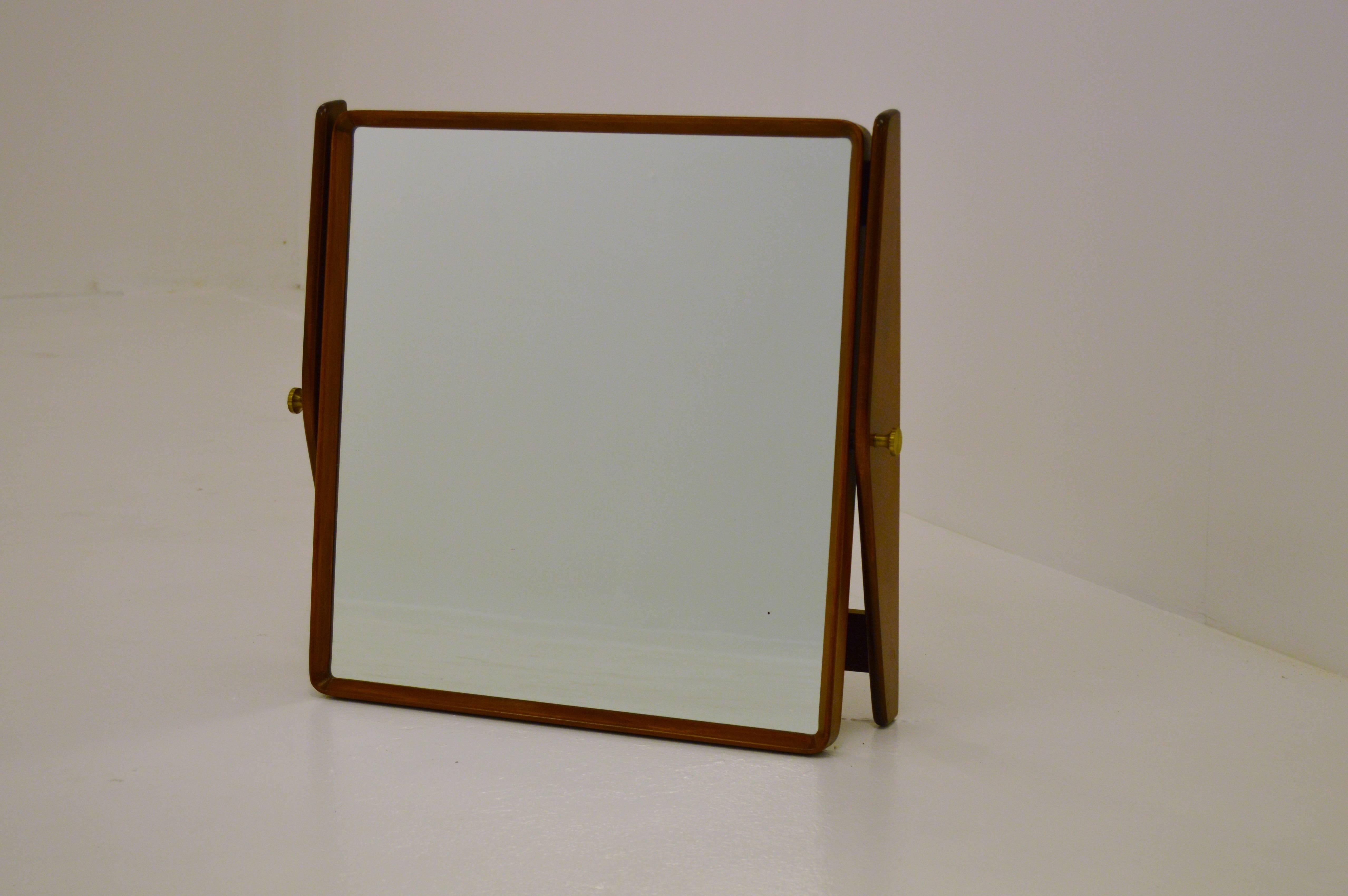 Very nice and rare mirror in mahogany with brass fittings. Can be mounted on a wall or be standing on a table.
Adjustable angle.
Probably manufactured in Sweden during 1940s or early 1950s.