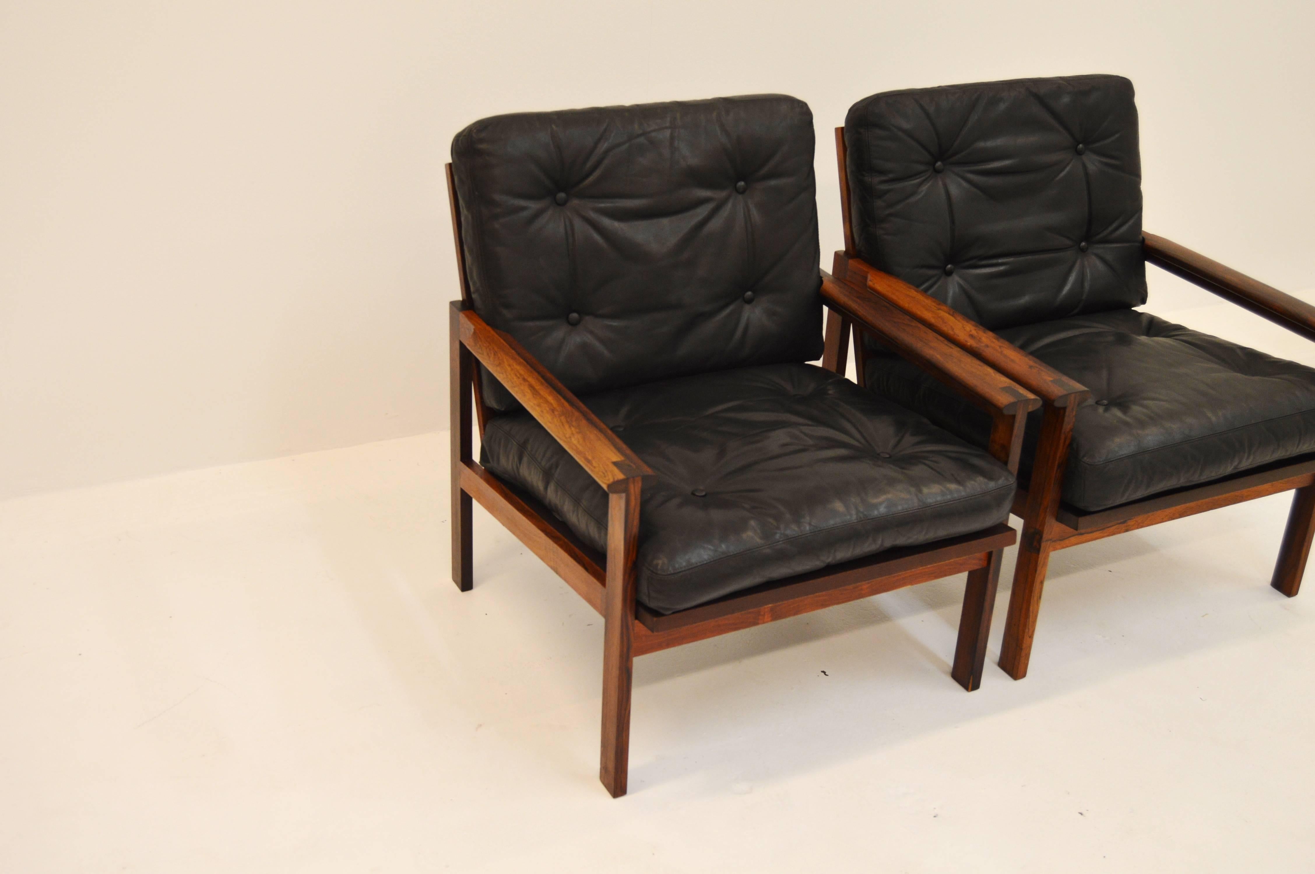 Pair of Illum Wikkelsø Capella Easy Chairs and Stool in Rosewood and Leather In Good Condition In Alvesta, SE