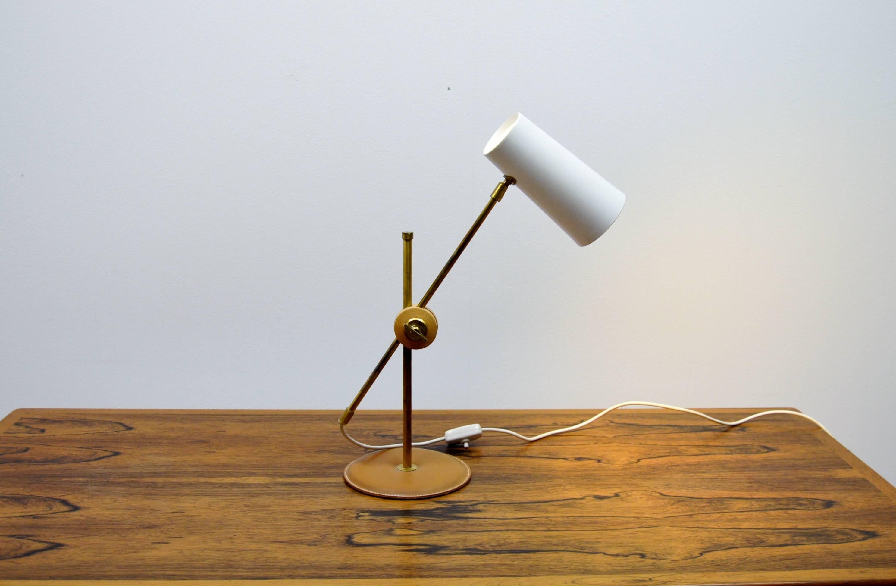 Rare table lamp designed by Anders Pehrsson for Atelje Lyktan Sweden, in the mid-1960s.

Two chromed metal bars, that are adjustable thanks to the oak joint, and white lacquered lampshade. Foot of cognac brown leather.
 