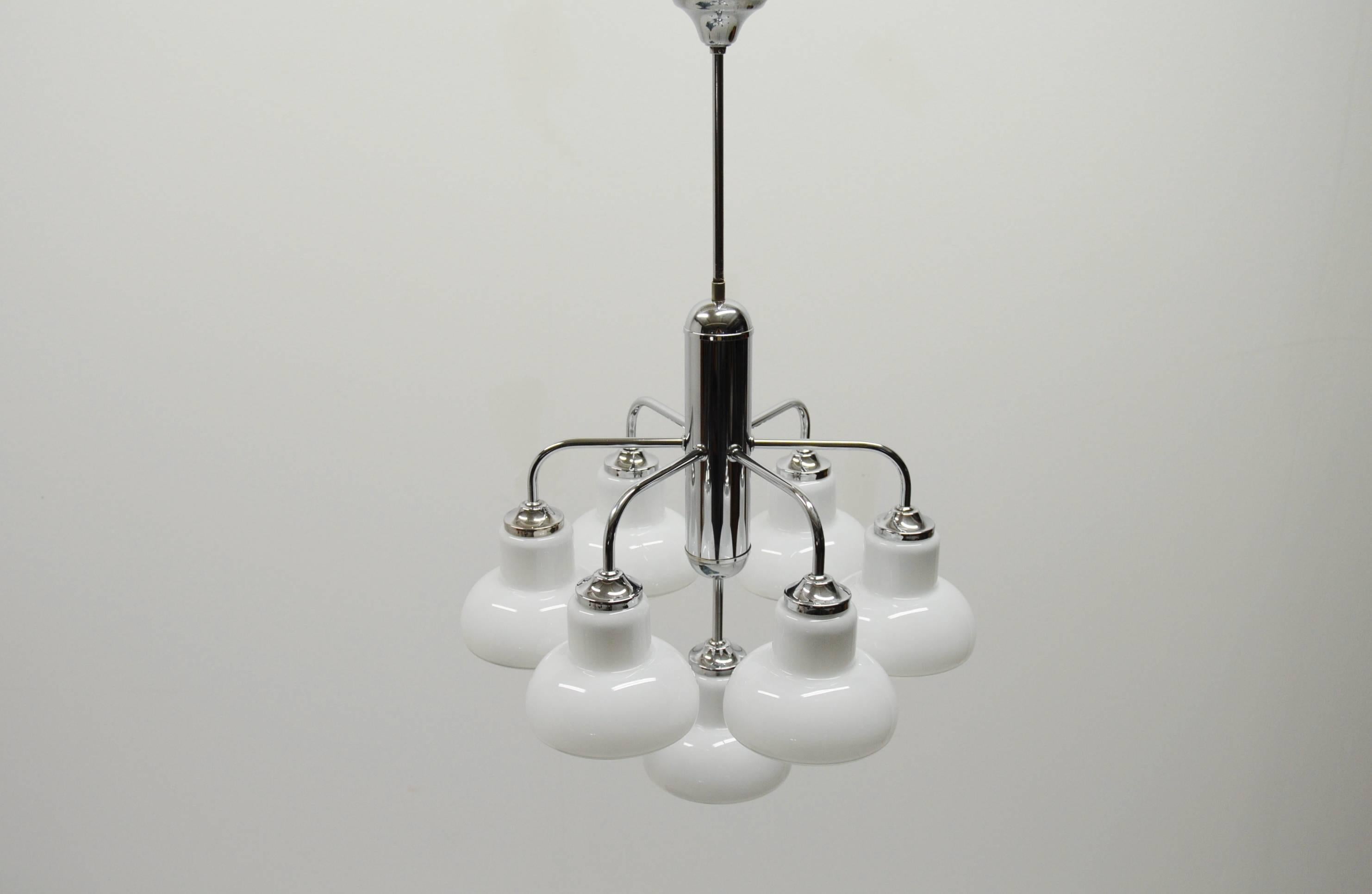 High-class Art Deco chandelier with shiny chrome and silver detailed glass cups. Elegant and sober design by unknown manufacturer.

Measure: Height 75 cm, diameter 46 cm.